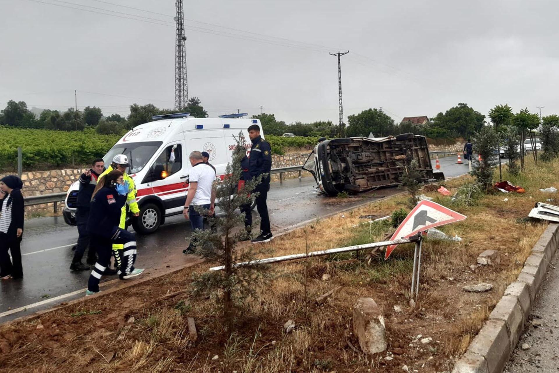 Manisa'da, tarım işçilerini taşıyan minibüs devrildi: 15 kişi yaralandı