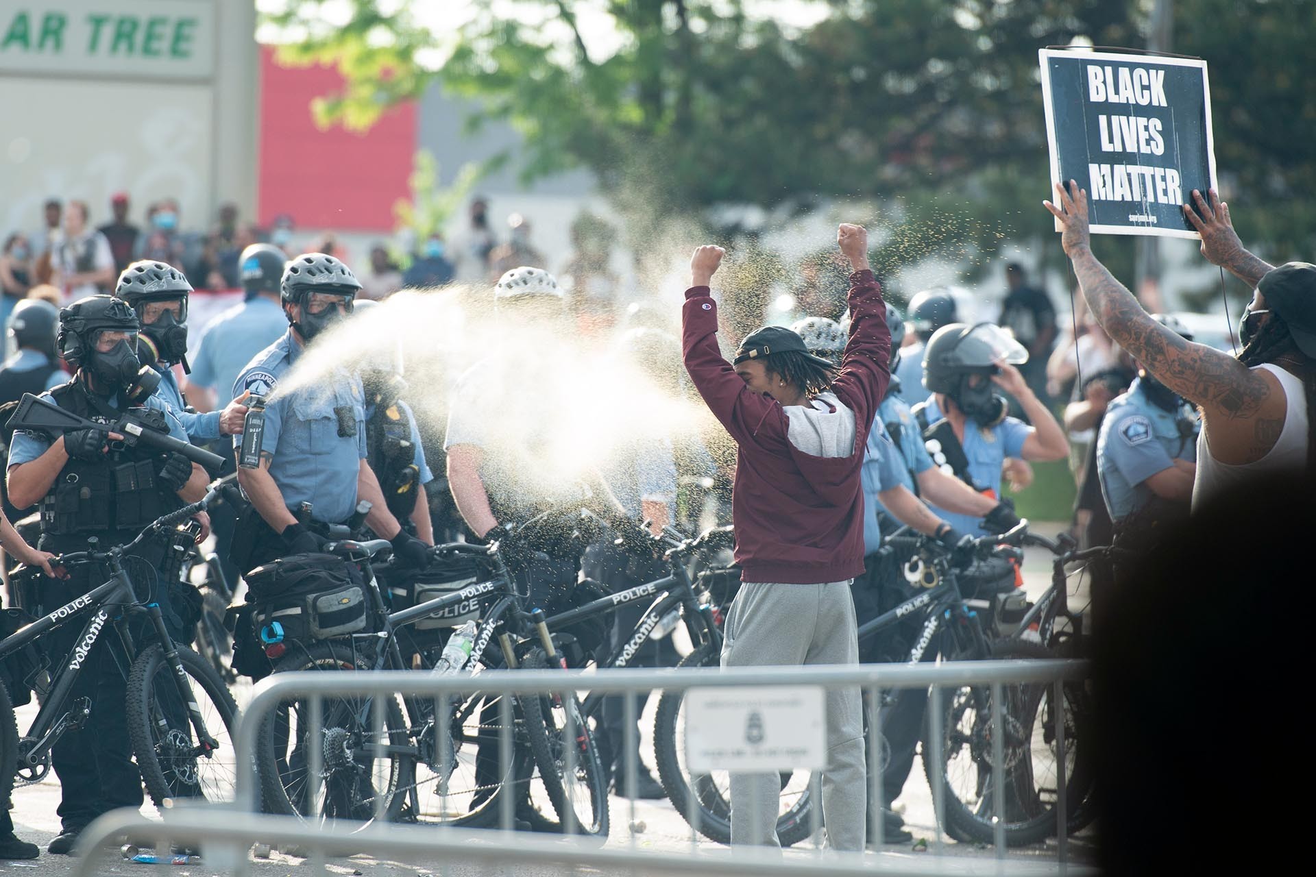 George Floyd'u öldüren polis Derek Chauvin tutuklandı