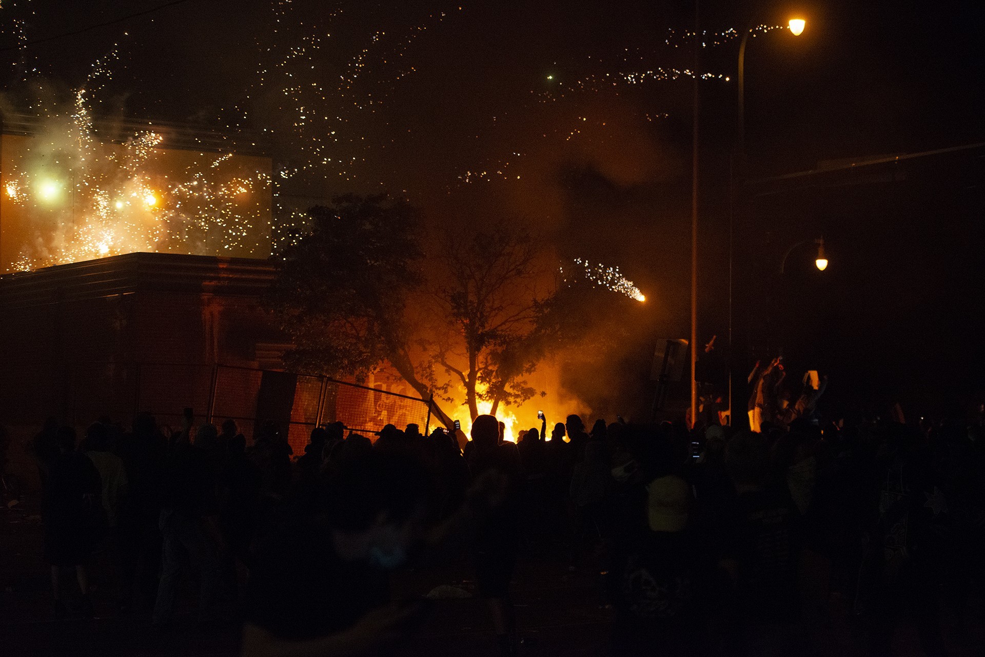 ABD'de George Floyd adlı siyahın polis tarafından öldürülmesinden sonra Minneapolis'de başlayan protesto gösterilerinde polis merkezi binası ateşe verildi.