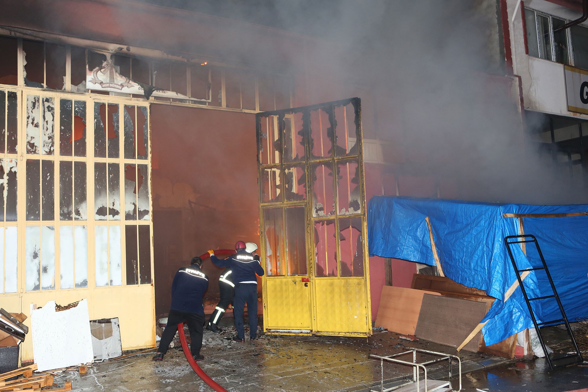 Çorum'da sanayi sitesinde yangın: 5 iş yeri küle döndü