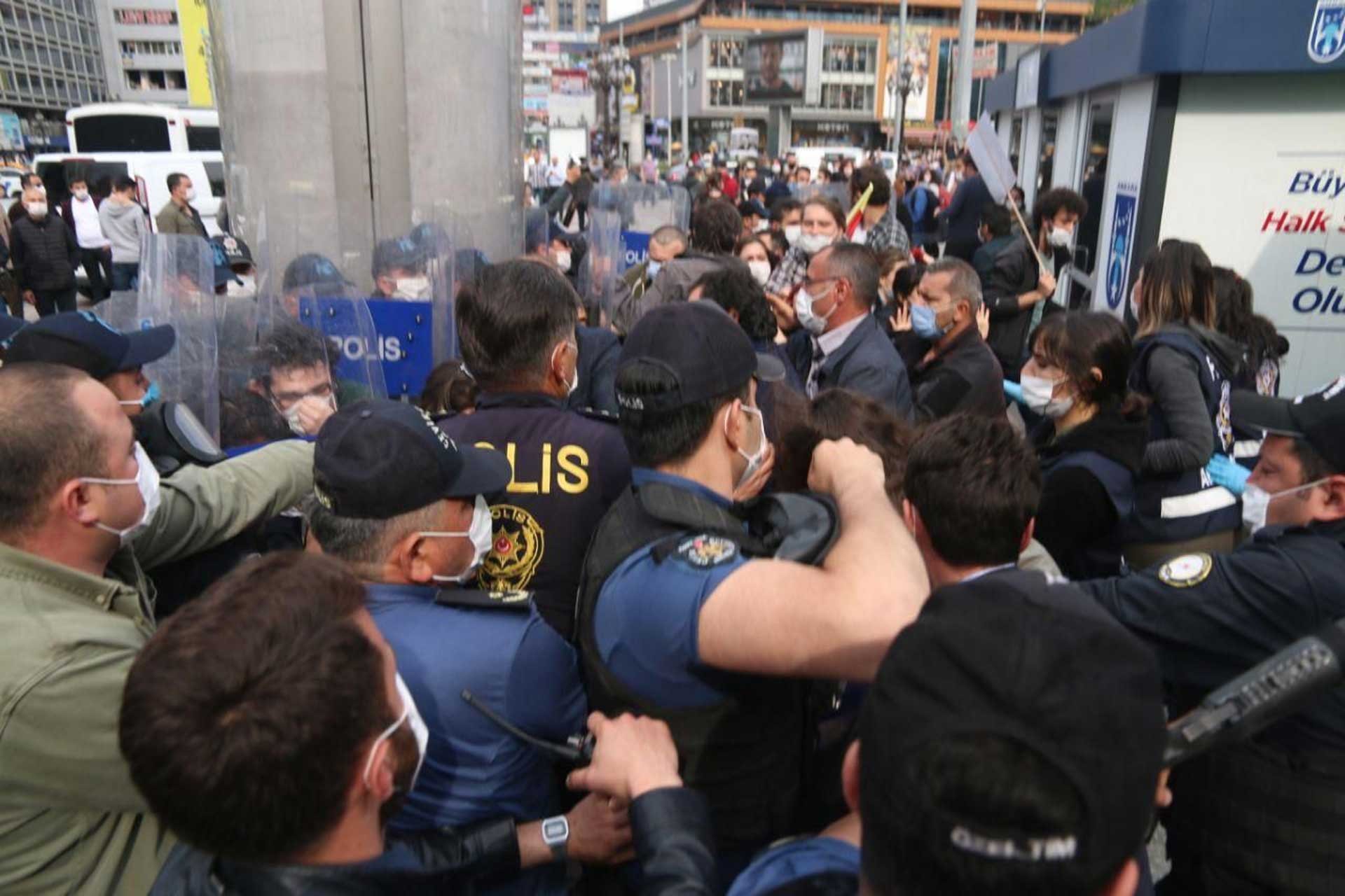 Ankara'da Ethem SArısülük için yapılan anmada polis vatandaşlara müdahale ediyor. 