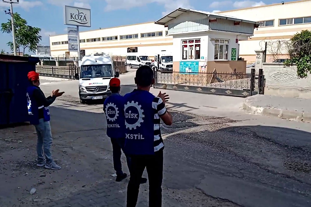 Antep’te Koza Halı patronu, direnişteki işçilere selam veren işçilerden bile rahatsız