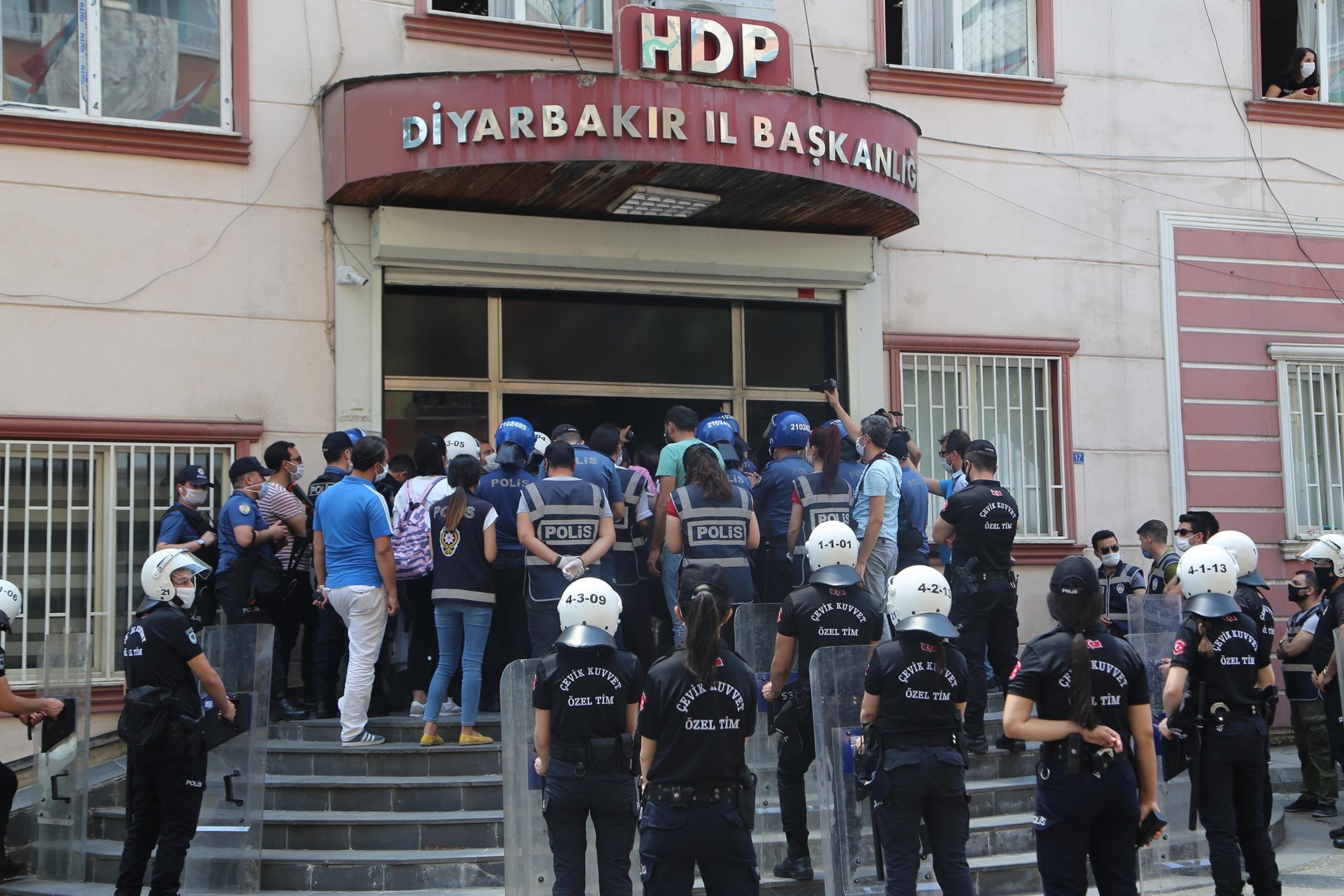 HDP, 3 ismin milletvekilliğinin düşürülmesini Diyarbakır'da protesto etti.