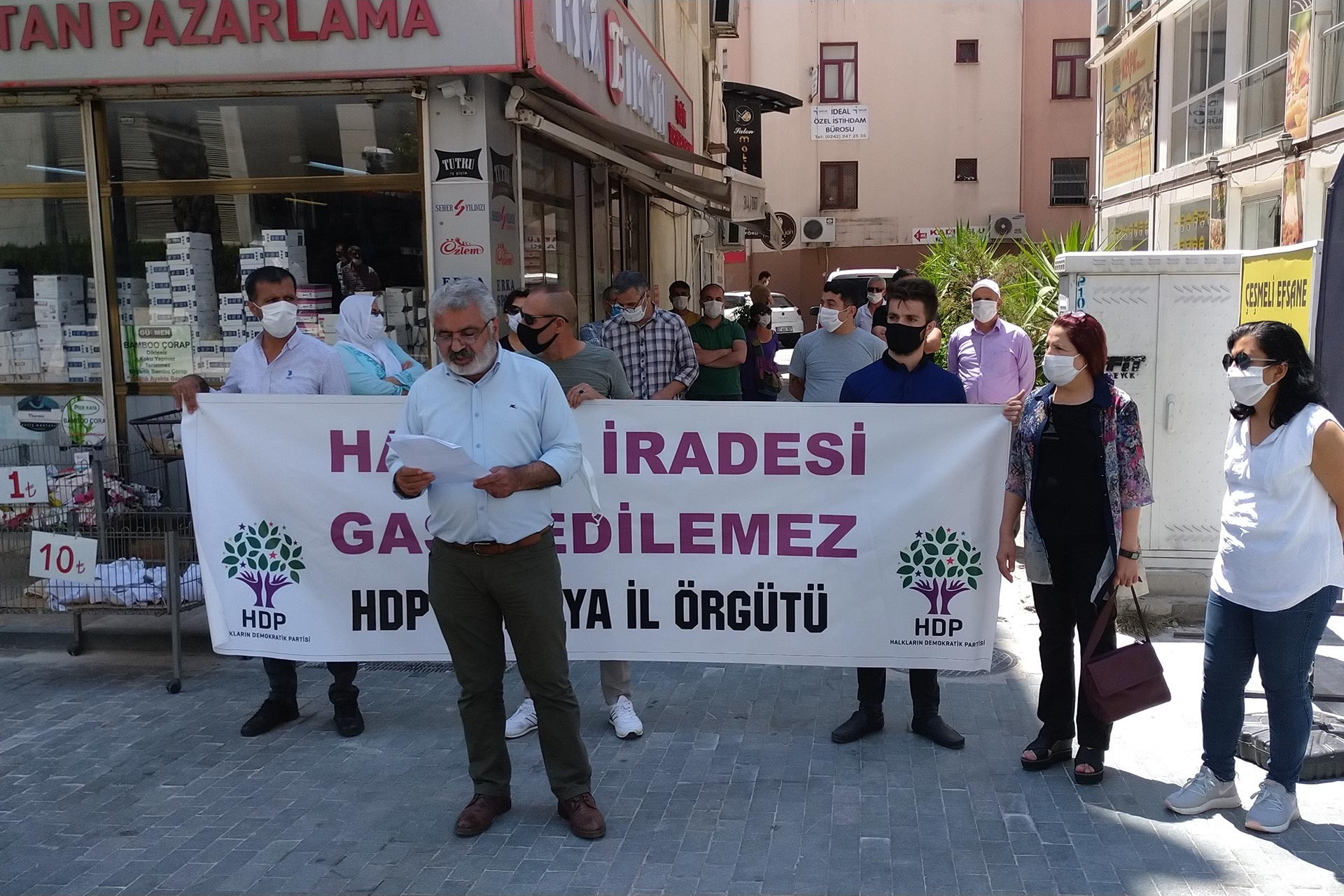 Antalya'da HDP üyeleri HDP milletvekilleri Leyla Güven ve Musa Farisoğulları ile CHP Milletvekili Enis Berberoğlu'nun milletvekilliklerinin düşürülmesi ve tutuklanmasını protesto etti.