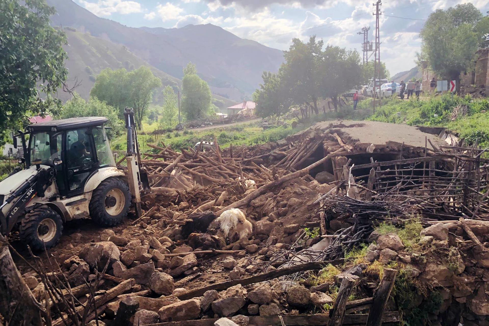 Kaynarpınar ve Elmalı’da tüm yapılar depremde hasar gördü