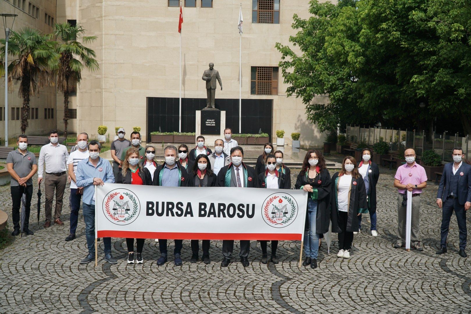 Bursa Barosu Başkanı Gürkan Altun, Ankara'ya doğru Savunma Yürüyüşü'ne başladı.