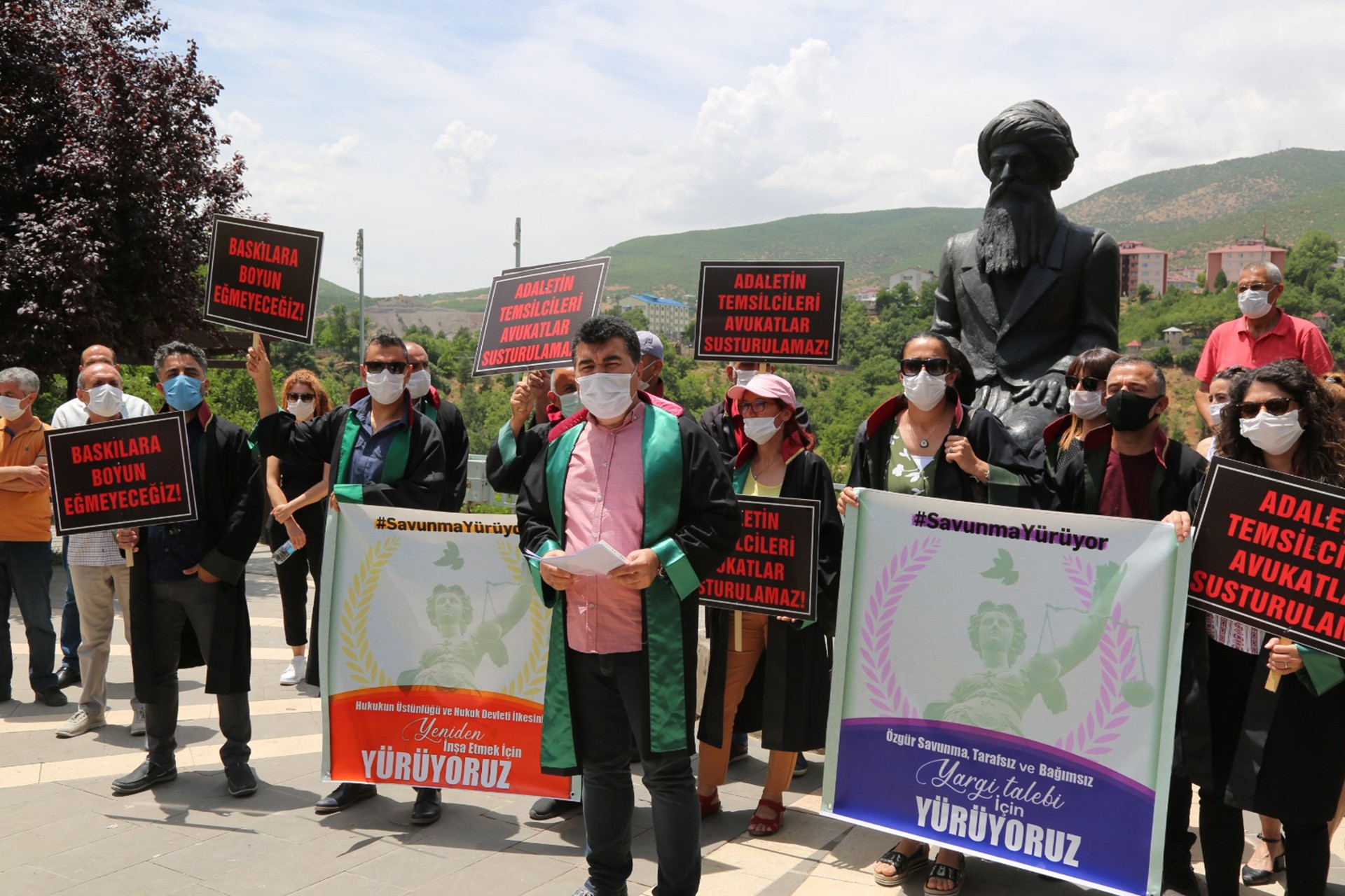 Dersim Barosu üyeleri açıklama düzenliyor