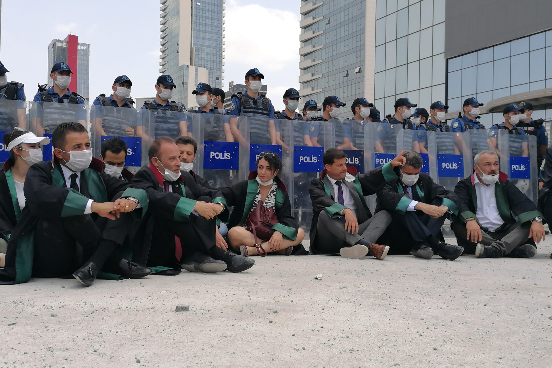 Hukuk öğrencisi: Barolara saldırılara karşı birleşelim