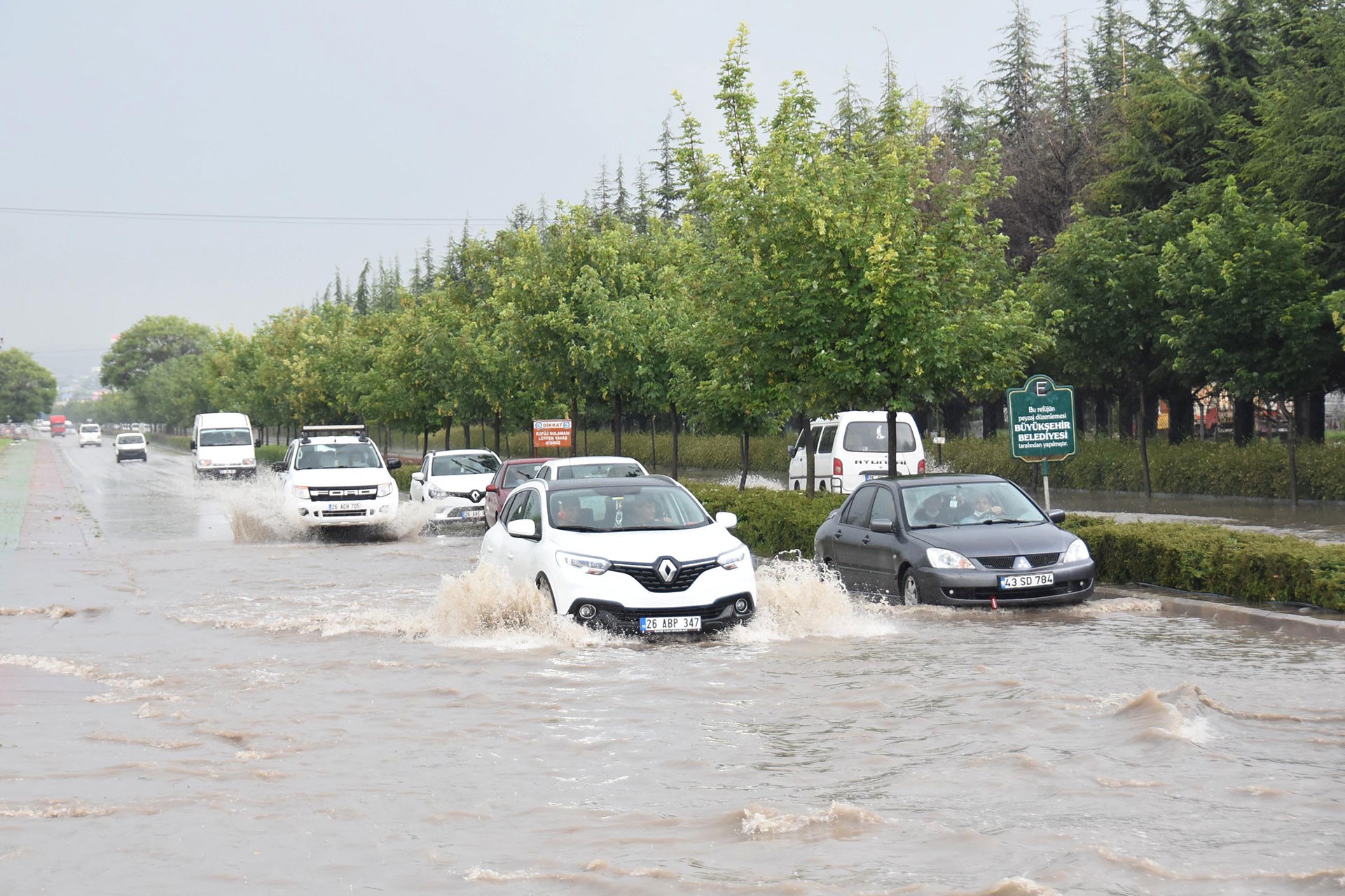 Eskişehir'de göle dönen yollar