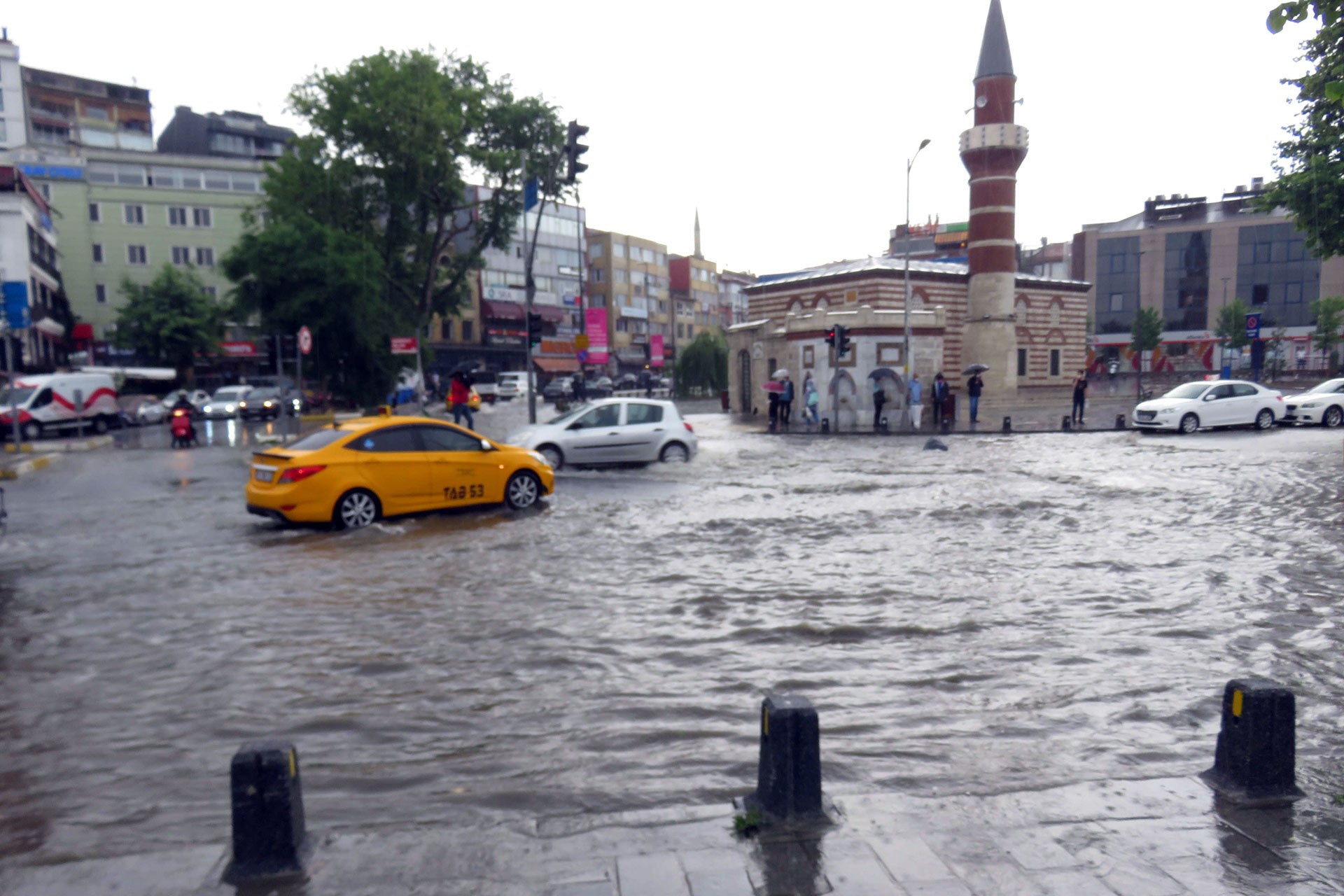 Üsküdar'da yollar göle döndü