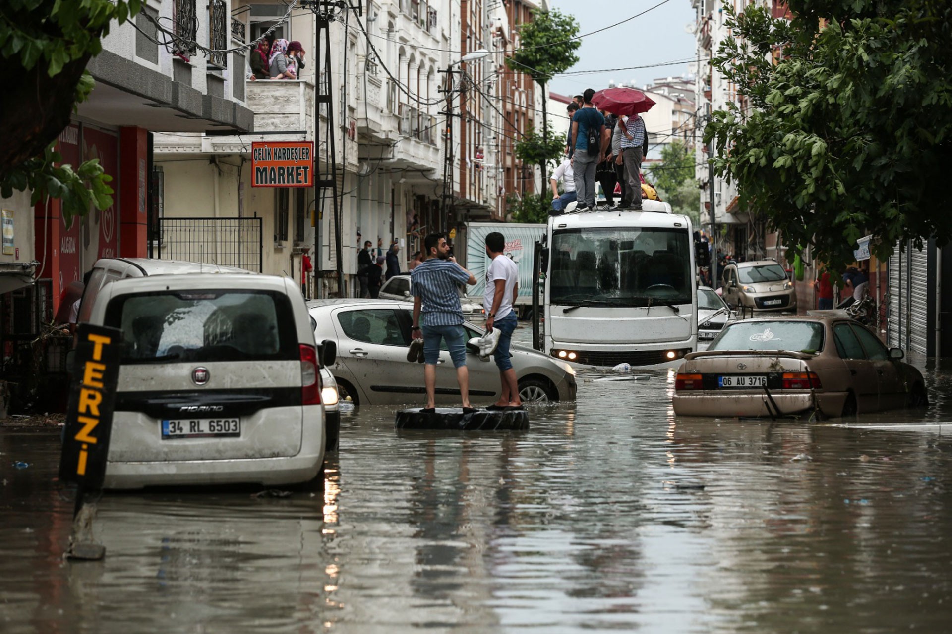 Minibüs üstünde mahsur kalanlar ve göle dönen sokak