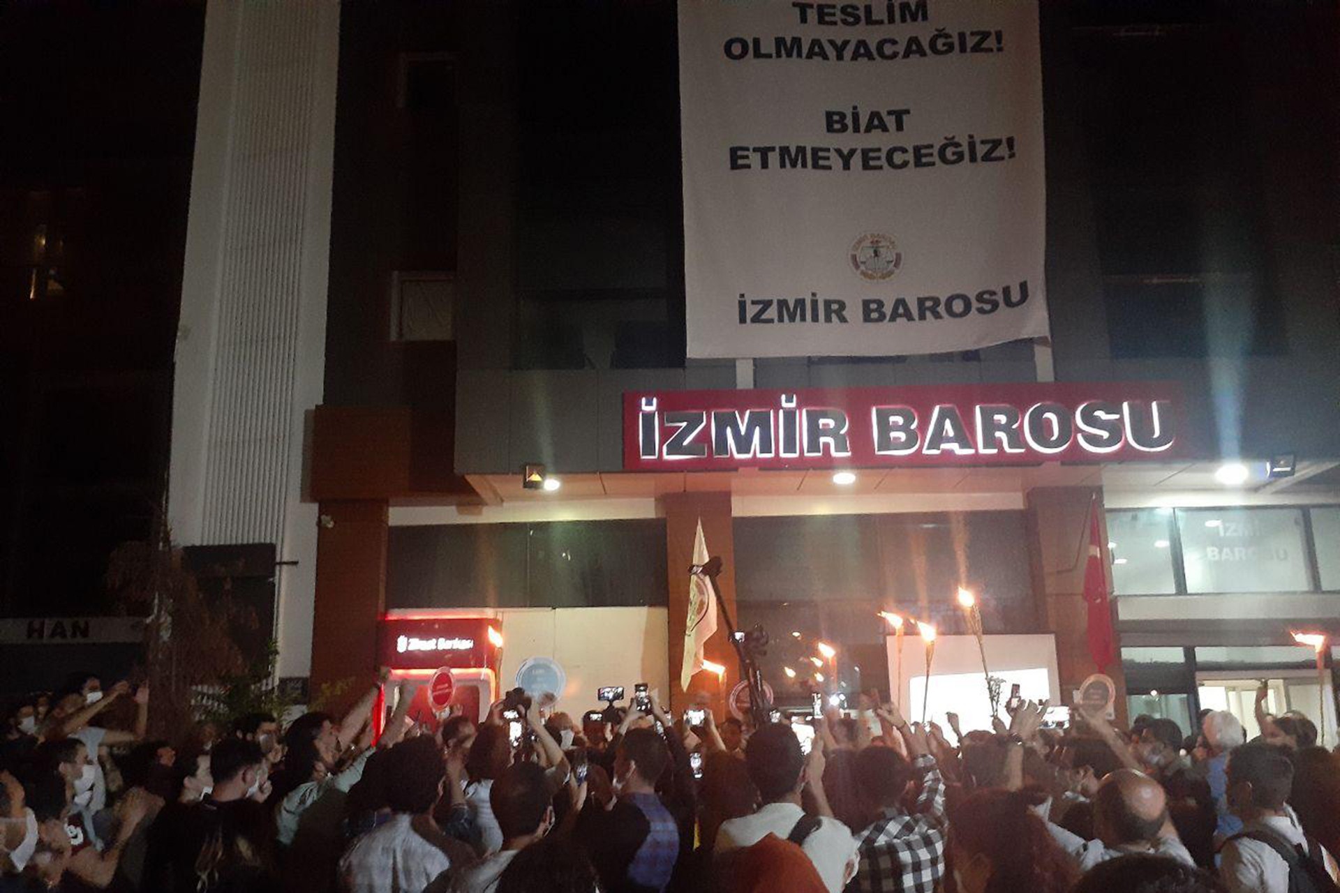 Baro başkanlarının Ankara'ya gerçekleştirdikleri 'Savunma Yürüyüşü'nün ardından İzmir'e dönen İzmir Barosu Başkanı Özkan Yücel, büyük bir kalabalık tarafından karşılandı.