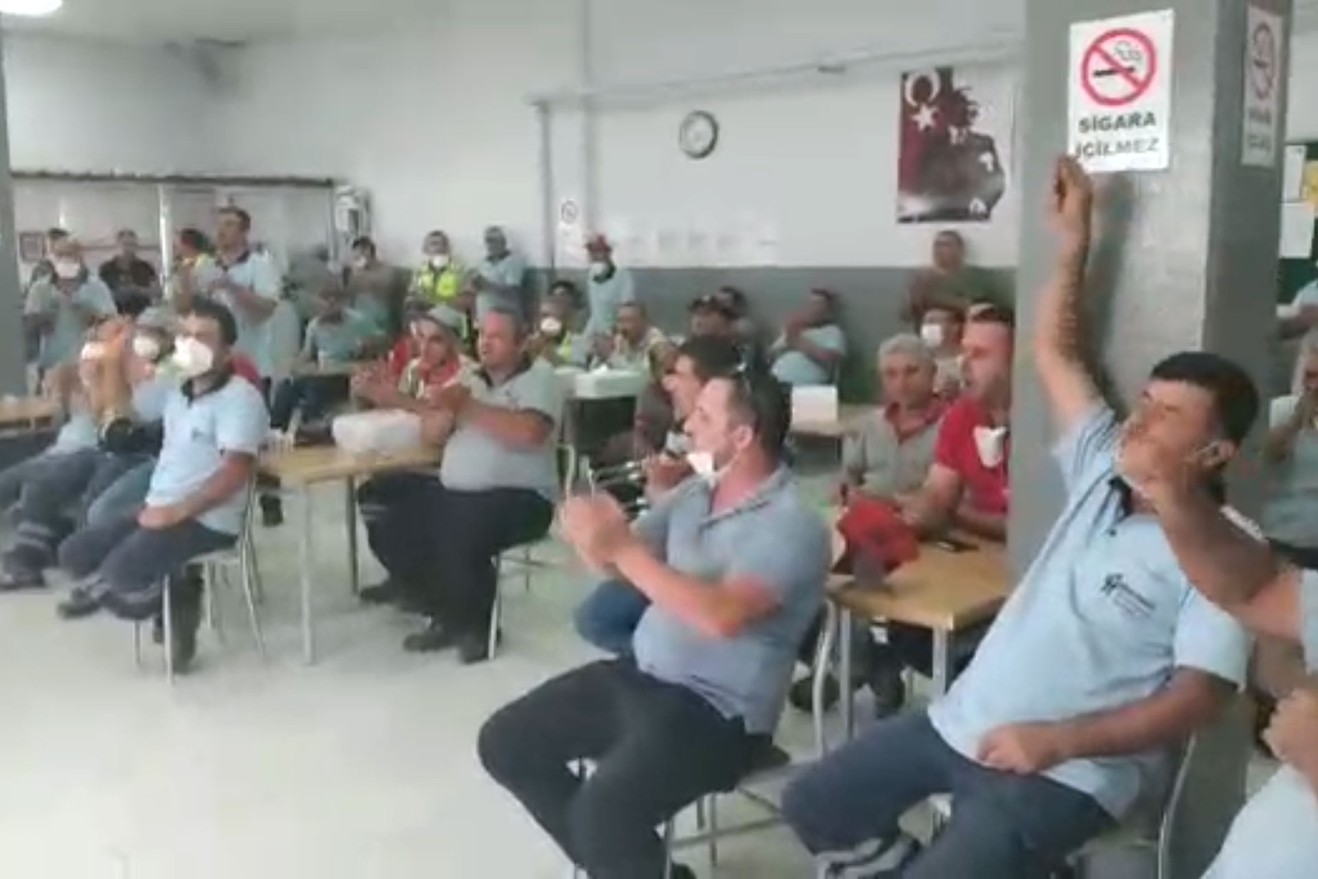 Bornova'da temizlik işçileri, kıdem tazminatının fona devri girişimini protesto etti