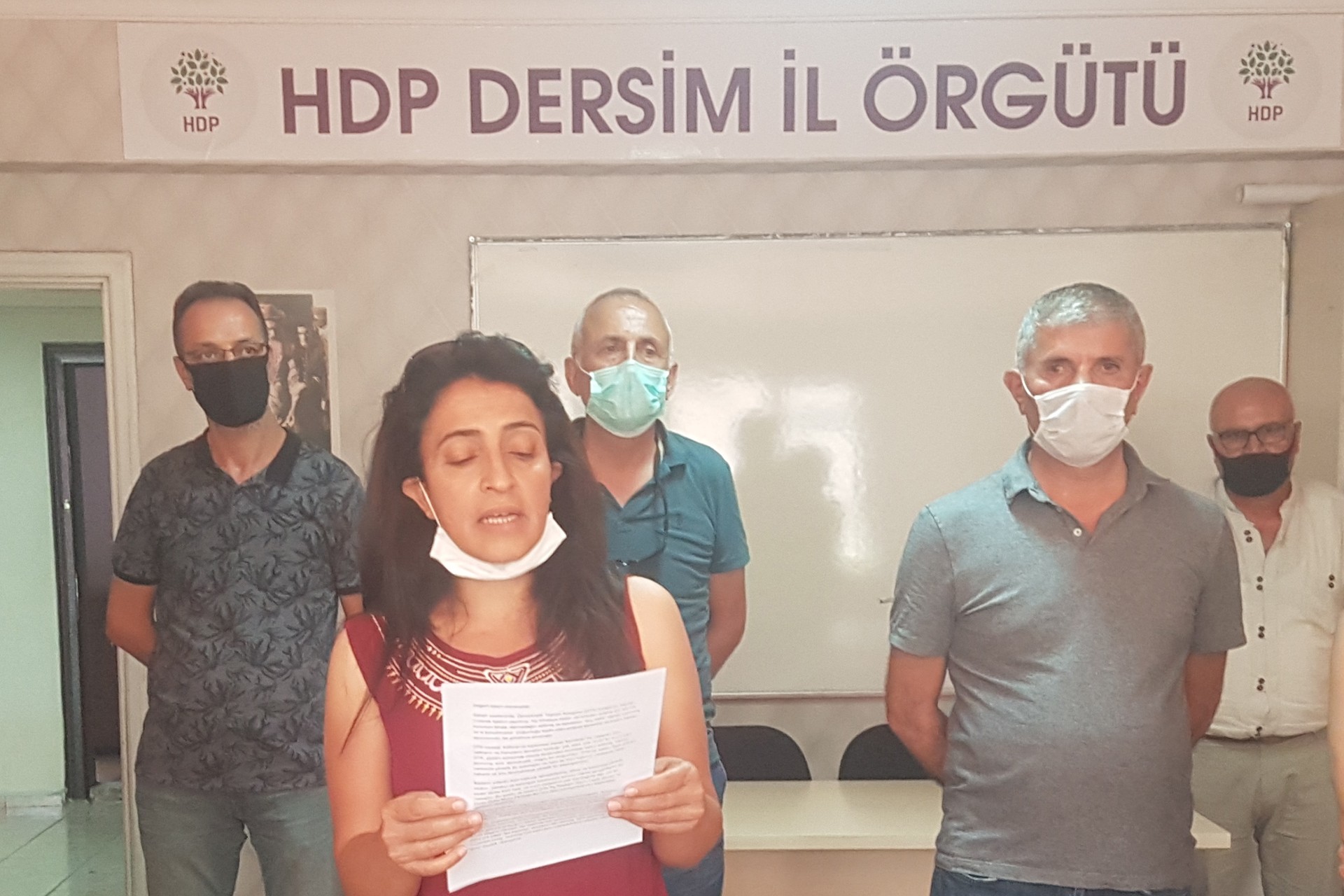 HDP Dersim İl Örgütü, Diyarbakır’da DTK binasına baskın yapılması ve kadın hakları savunucusunun gözaltına alınmasına tepki gösterdi.