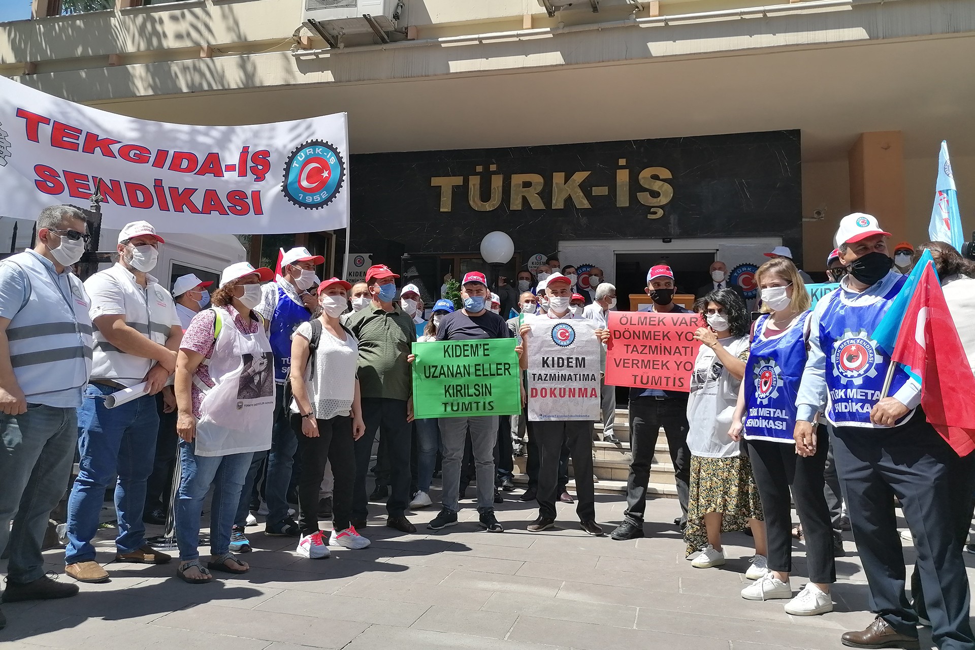 Ankara'da Türk-İş Genel Merkez binası önünde yapılan açıklamada kıdem tazminatının gasbına karşı çıkıldı.