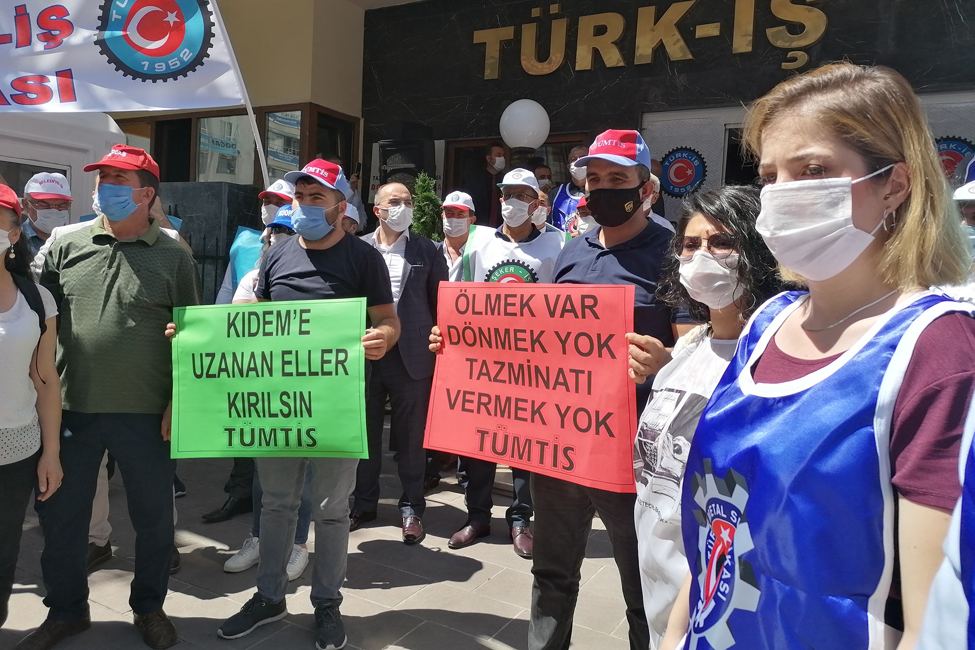 Ankara'da Türk-İş Genel Merkez binası önünde yapılan açıklamada kıdem tazminatının gasbına karşı çıkıldı.