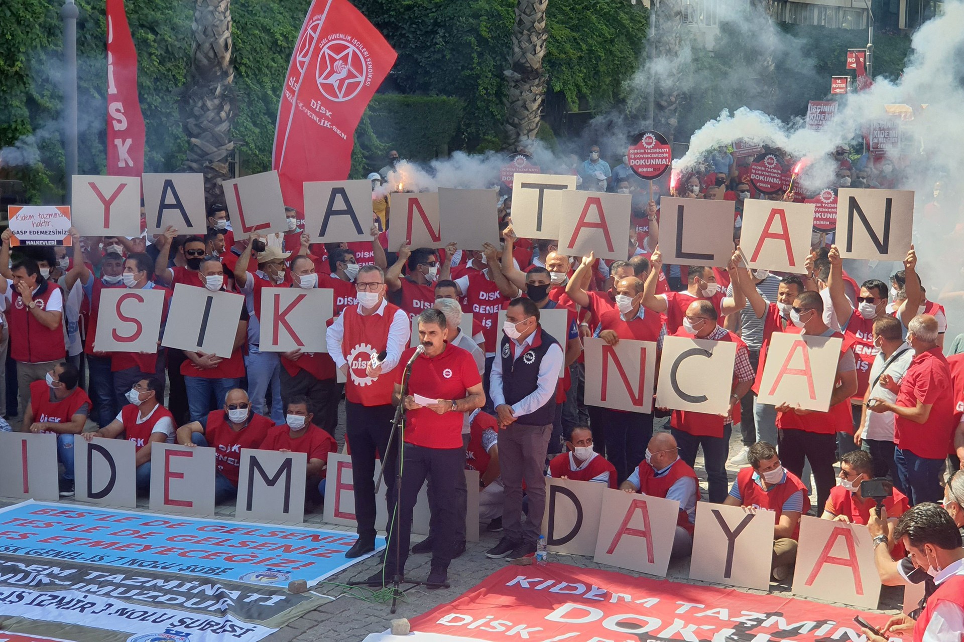 DİSK, İzmir Konak'ta kıdem tazminatının gasbedilmesine karşı eylem yaptı