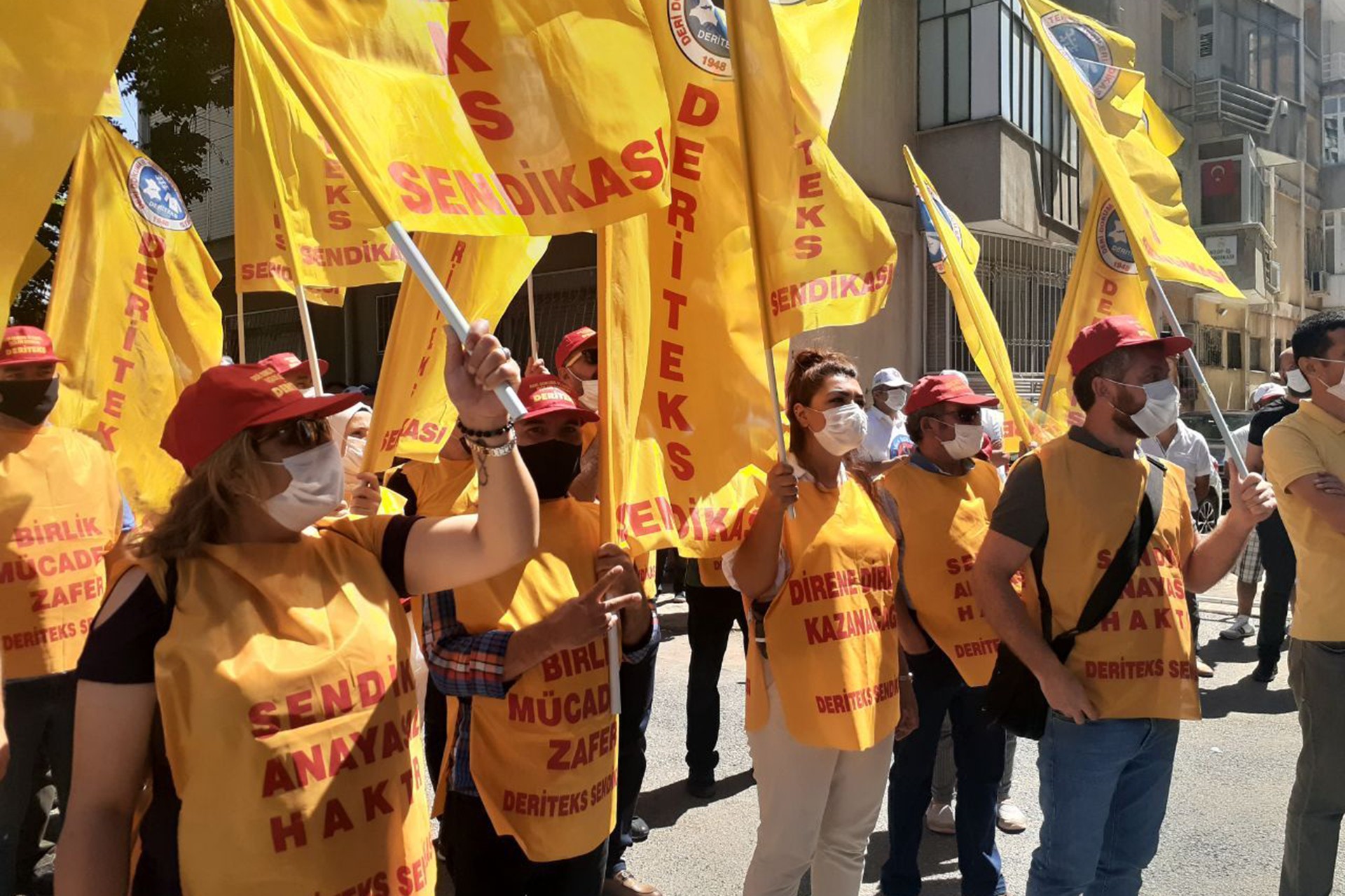 Türk-İş, İzmir'de kıdem tazminatının gasbedilmesine karşı eylem yaptı