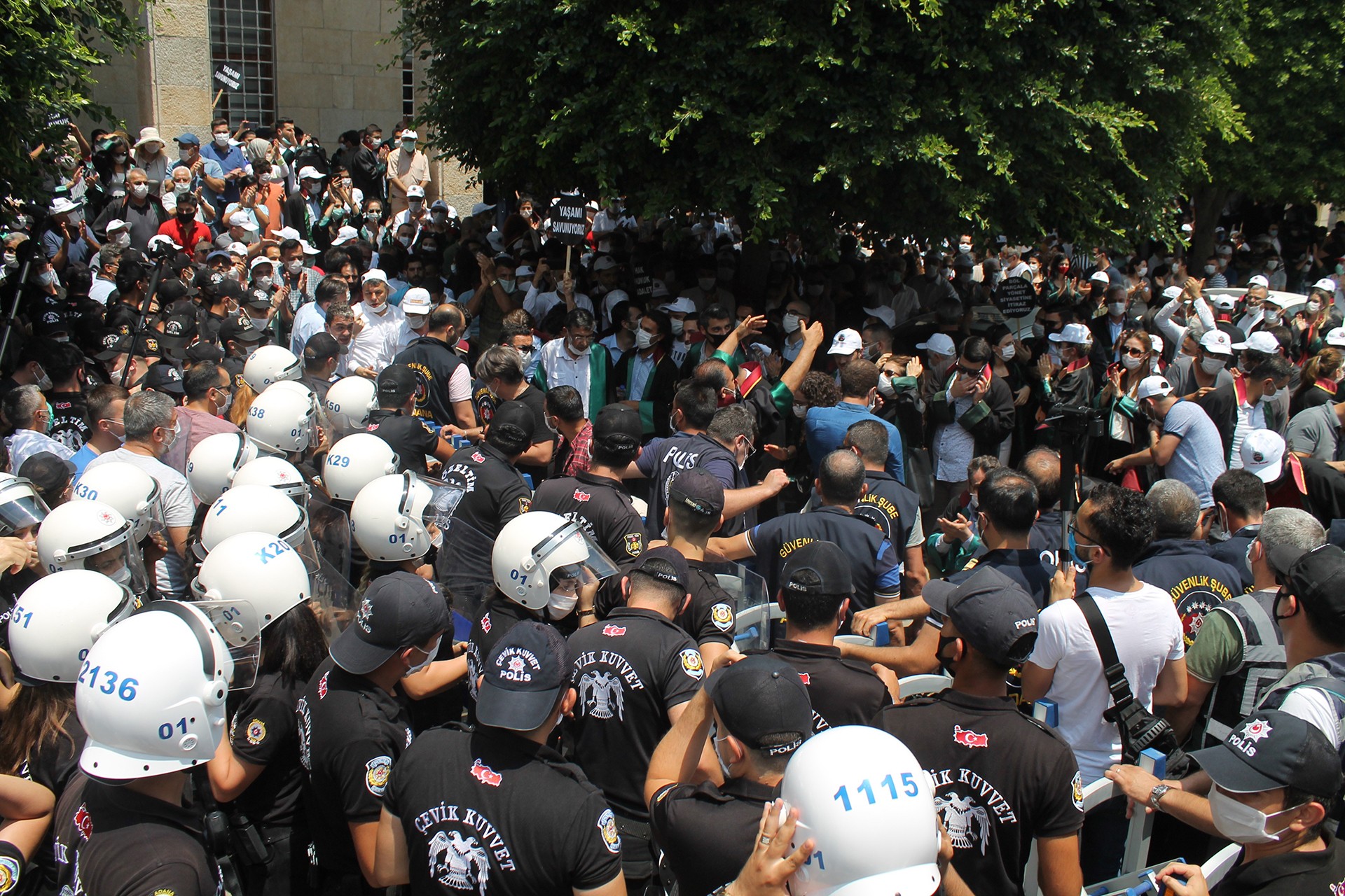 Adana ve Antep baroları "çoklu baro" dayatmasını protesto etti