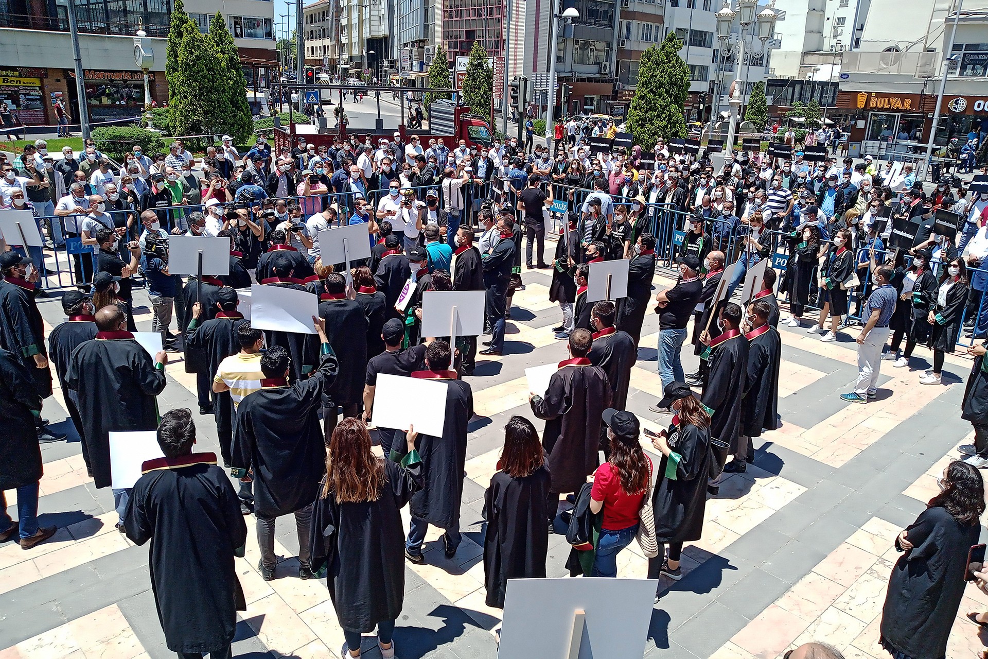 Antep Barosu üyeleri basın açıklaması düzenliyor