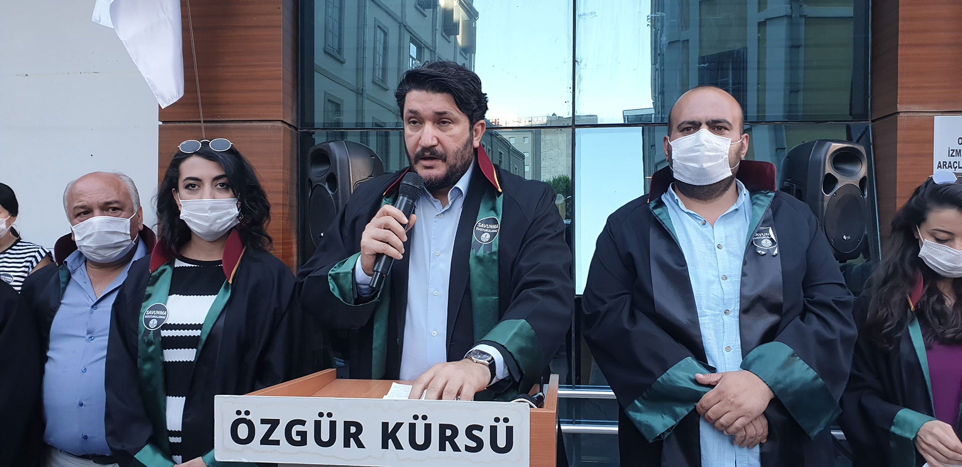 İzmir Barosu önünde Özgür Kürsü'de konuşan avukatlar.