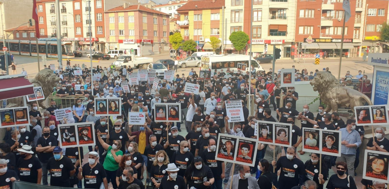 Eskişehir'de Sivas Katliamı anmasına katılan çok sayıda kişi.