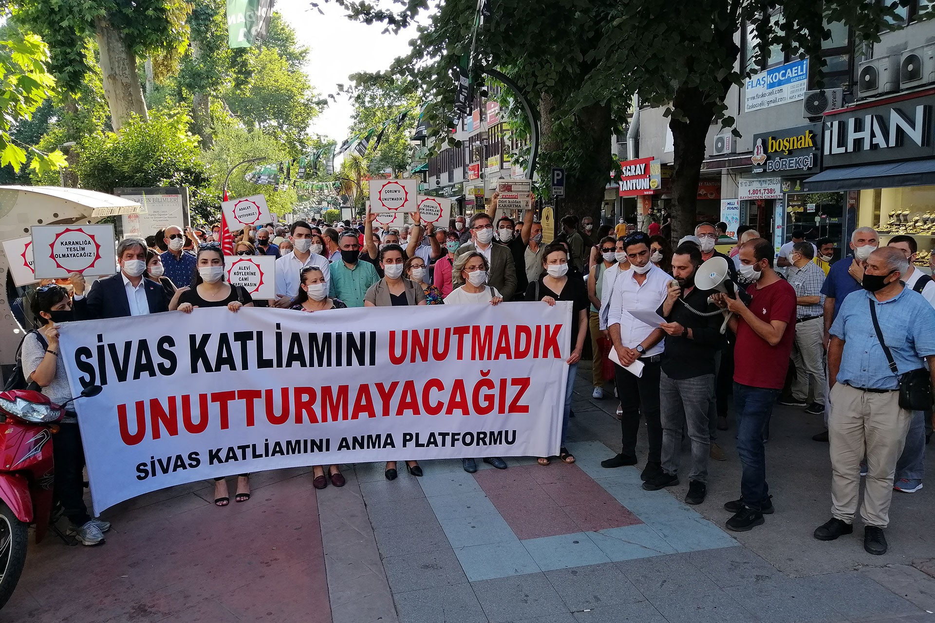 Kocaeli'de çok sayıda kişinin katılıdığı Sivas Katliamı anması.