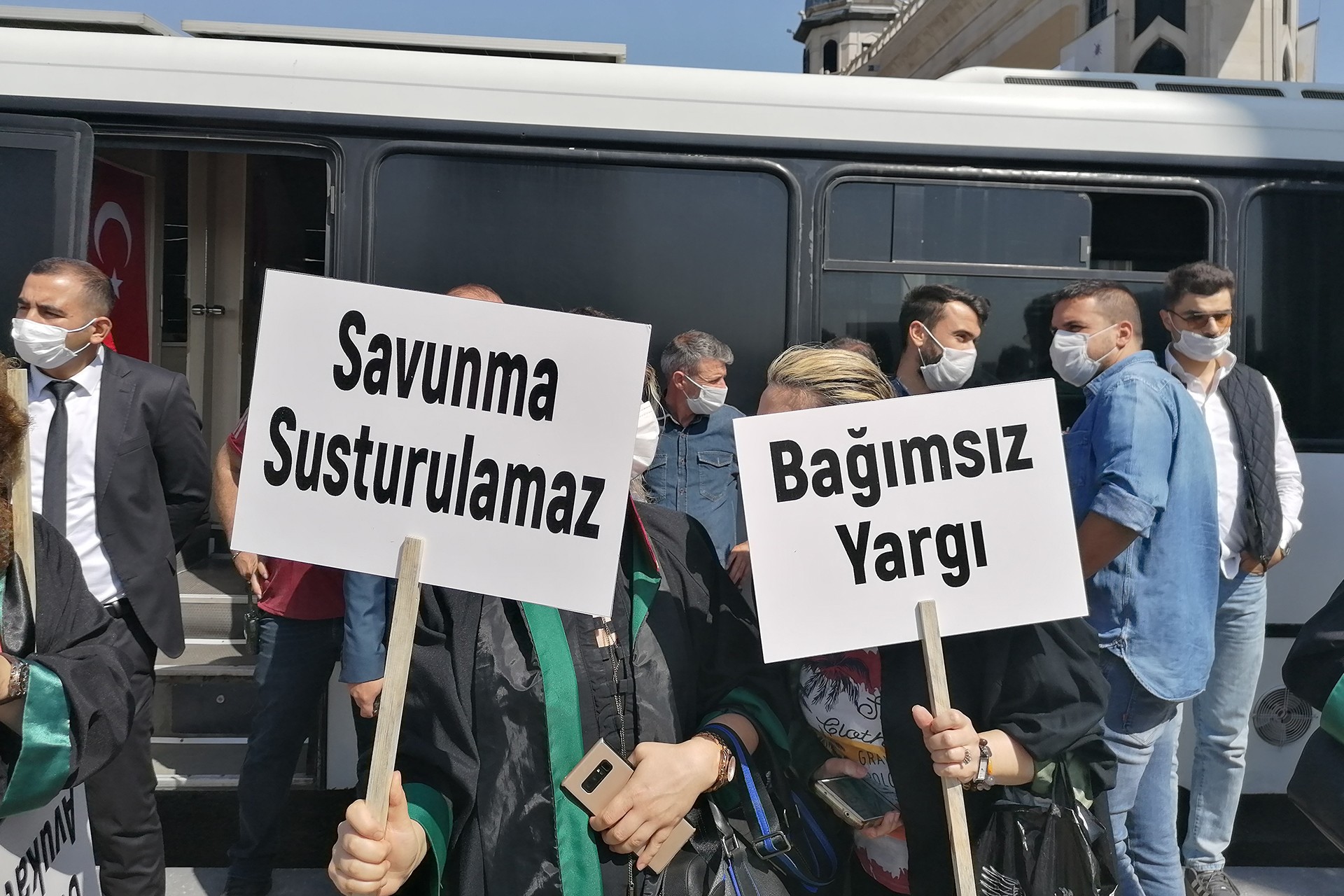 Avukatlar savunma susturulamaz ve bağımsız yargı dövizi taşıyor