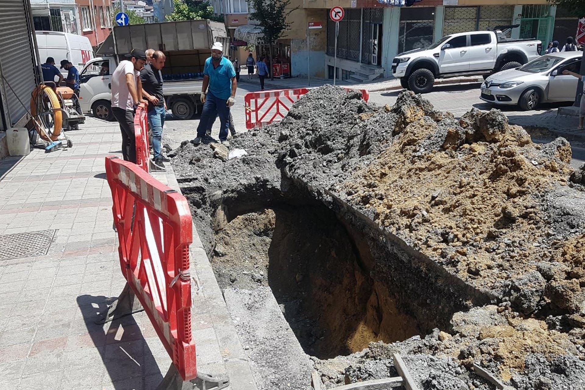 Sultangazi'de göçük altındaki işçi kurtarıldı