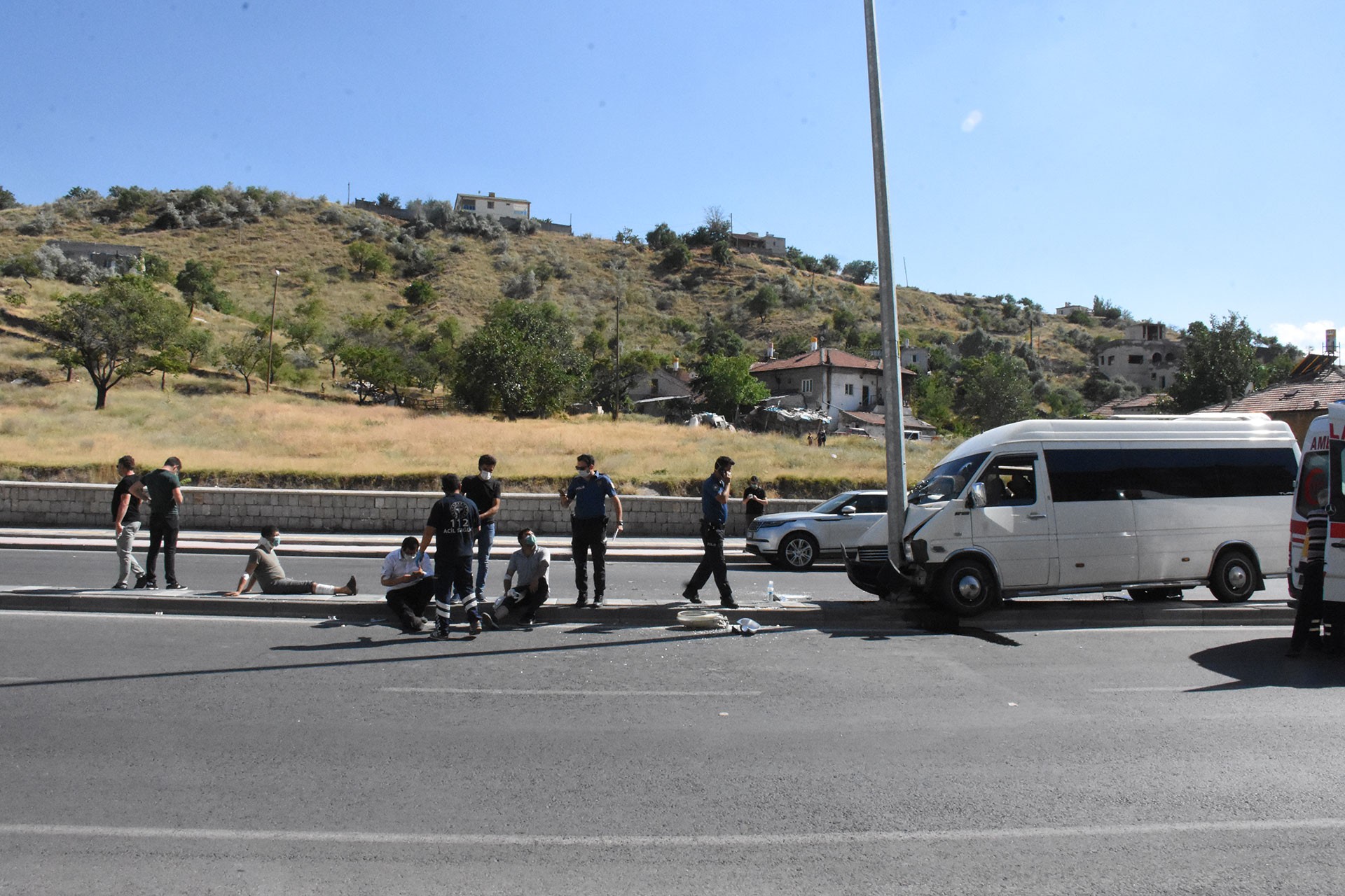 Kayseri'de işçi servisi elektrik direğine çarptı, 10 kişi yaralandı