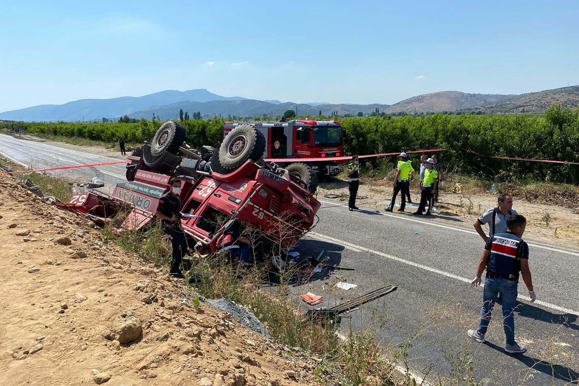 İzmir'de yangına müdahaleye giden arazöz devrildi, 2 işçi yaşamını yitirdi