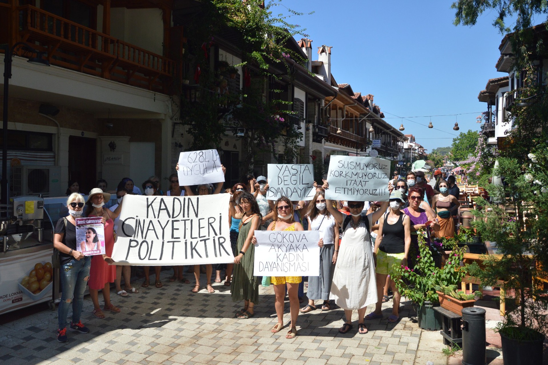 Kadınlar şiddete karşı sokaklara çıktı: İstanbul Sözleşmesi'ni karalamaktan vazgeçin