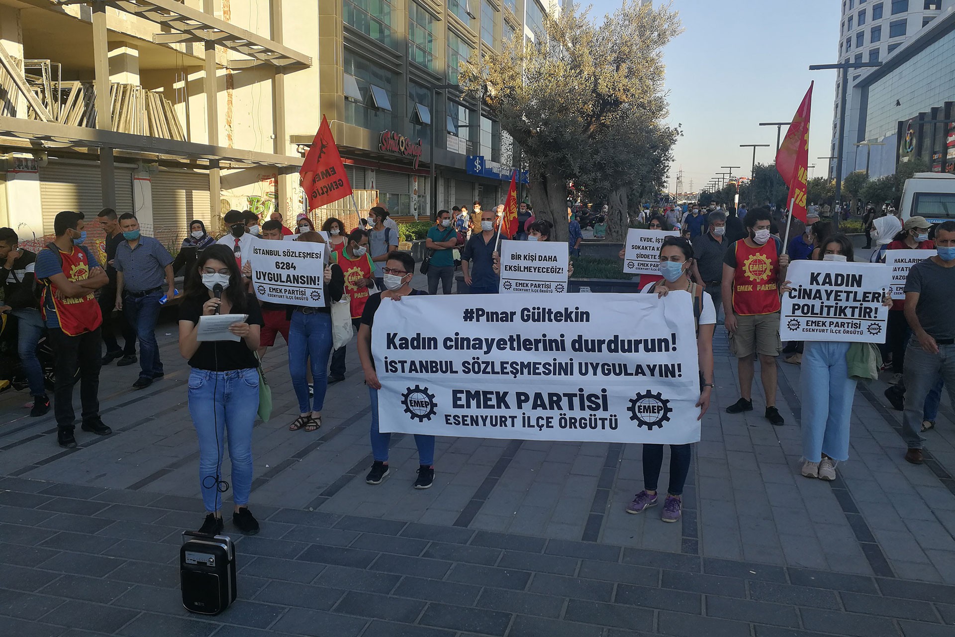 Esenyurt'ta Emek Partililer açıklaması düzenliyor