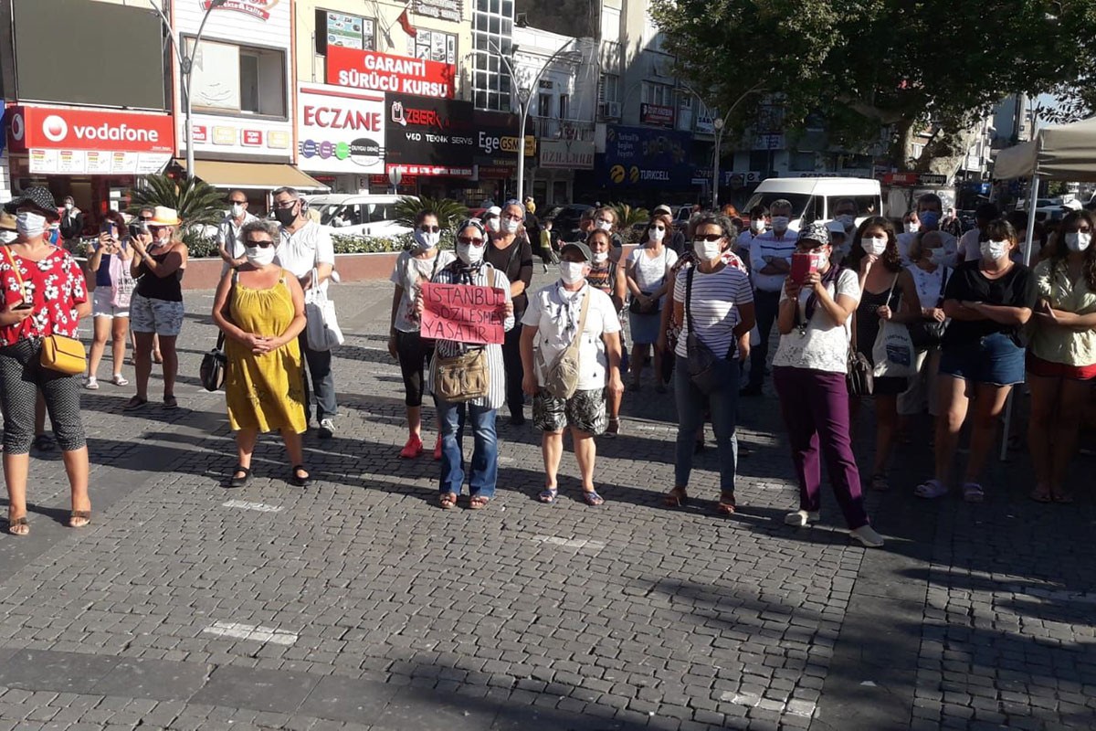 Edremit'te kadınlar basın açıklaması düzenliyor