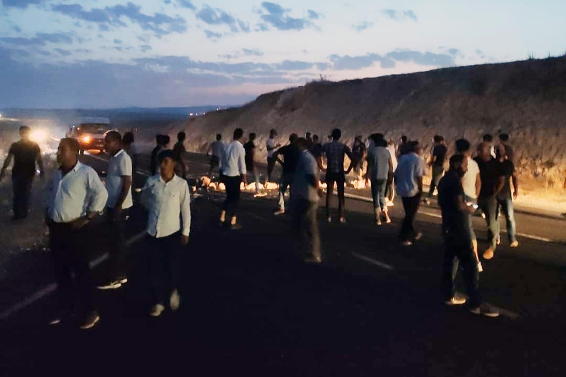 Köylüler DEDAŞ’ı protesto etmek için yol kapattı