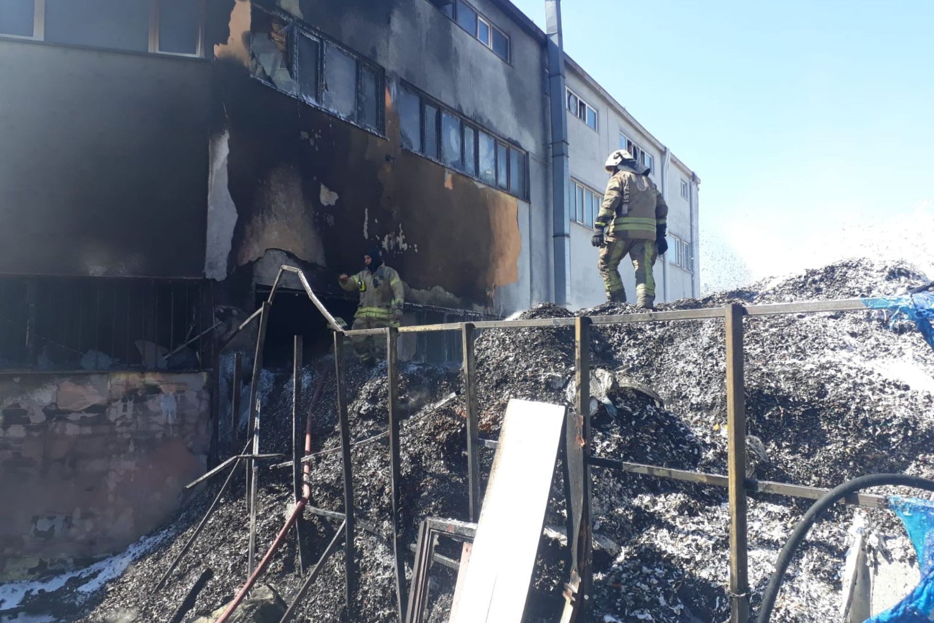 Esenyurt'ta kauçuk fabrikasında yangın çıktı, 2 işçi dumandan etkilendi