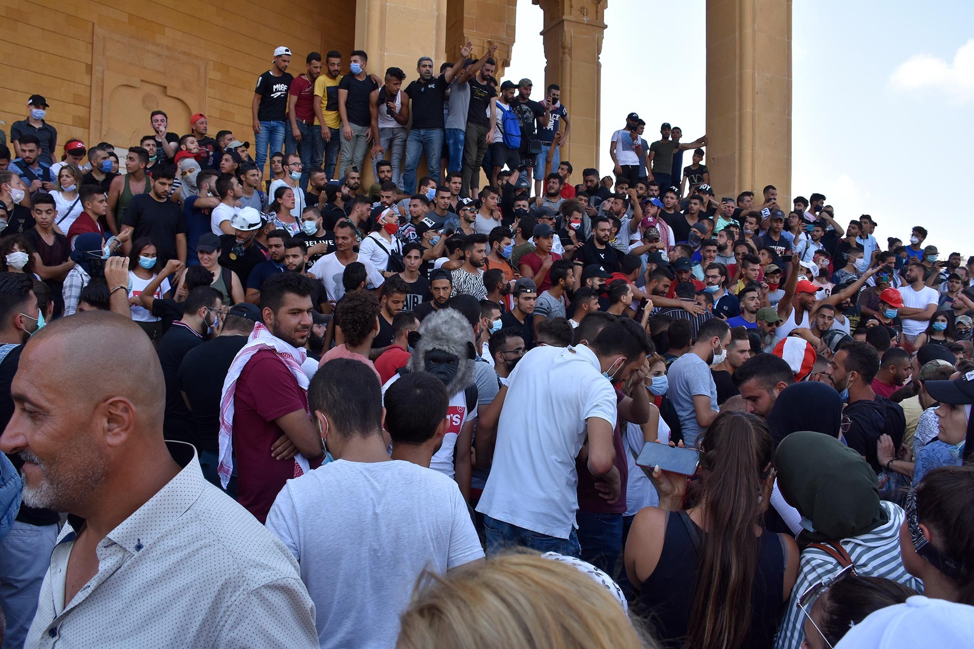 Binlerce Lübnanlı, 4 Ağustos'ta Beyrut Limanı'nda meydana gelen patlamadan sorumlu olan siyasileri ve yetkilileri protesto ediyor.