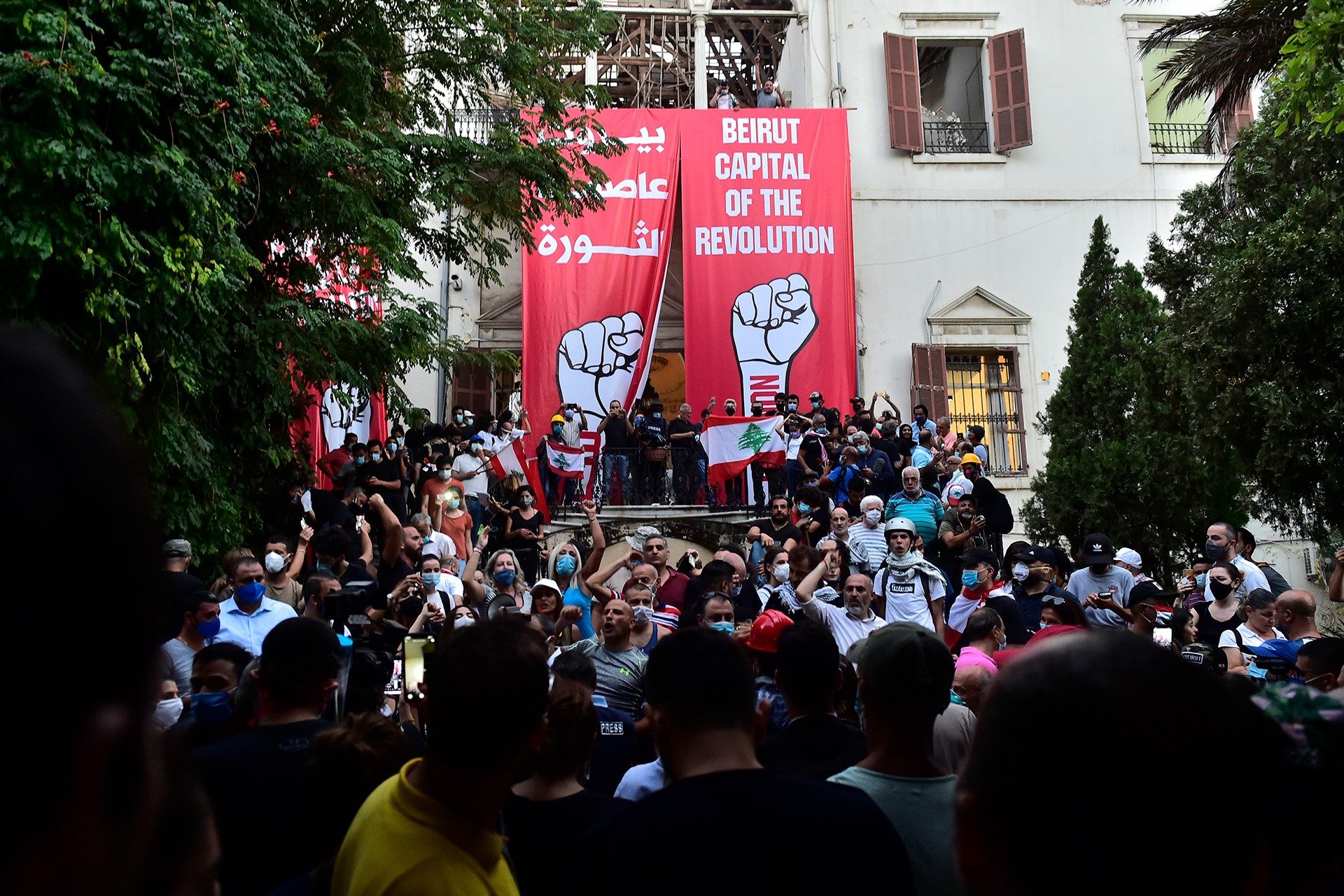 Binlerce Lübnanlı, 4 Ağustos'ta Beyrut Limanı'nda meydana gelen patlamadan sorumlu olan siyasileri ve yetkilileri protesto ediyor.