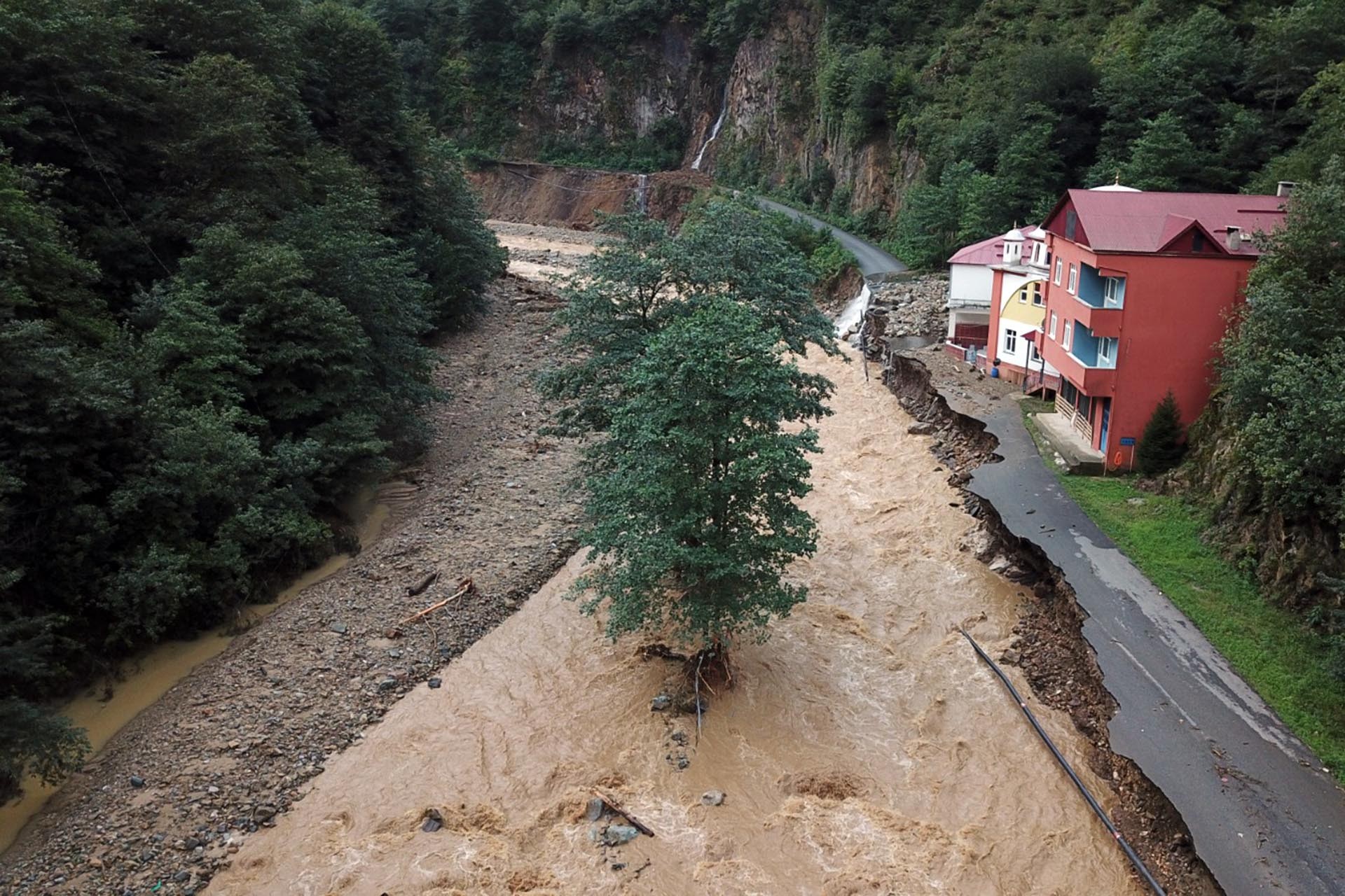 Giresun'da selde 10 kişi yaşamını yitirdi, kaybolan 6 kişi aranıyor