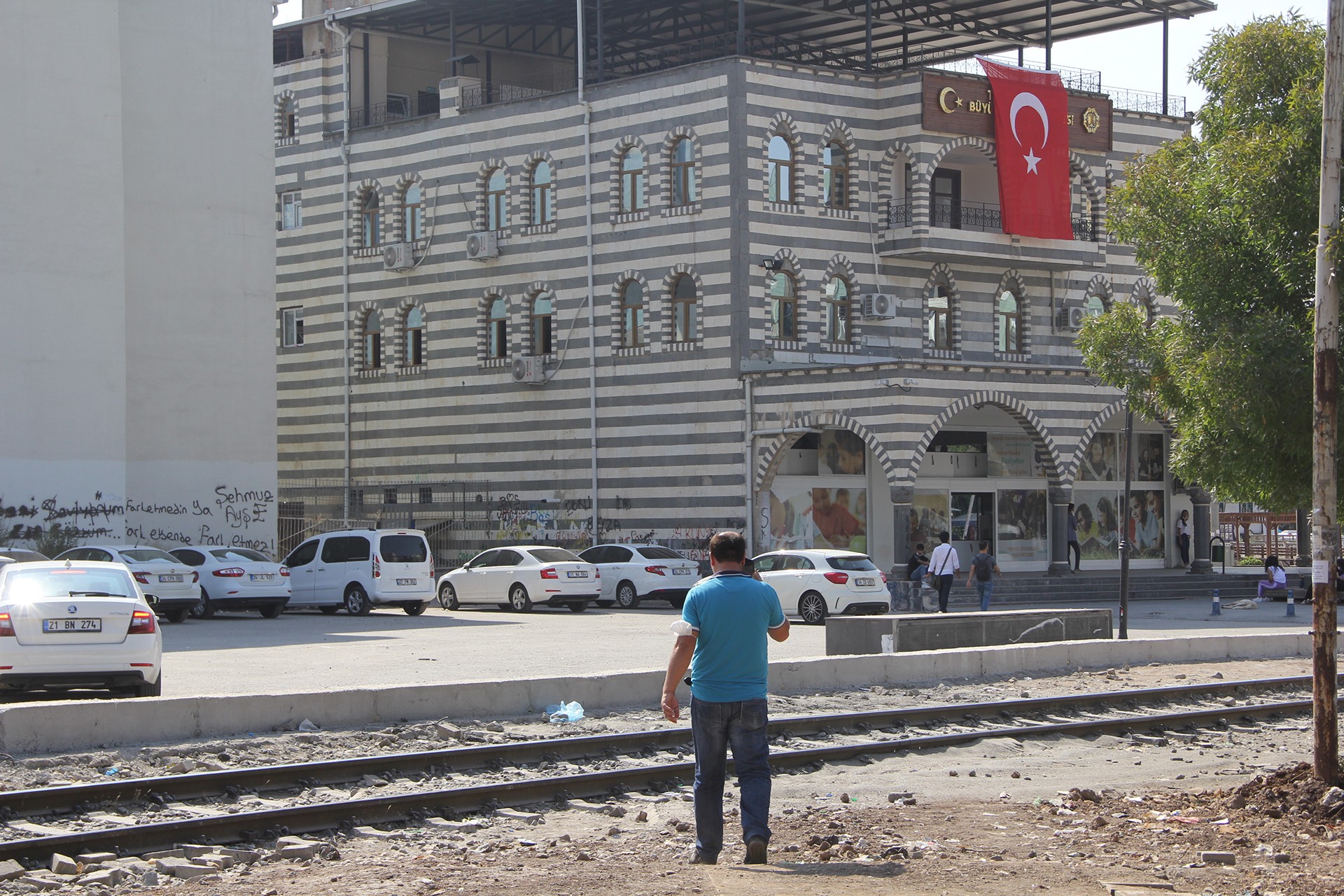 Diyarbakır'da kentin içerisinden geçen demir yolu hattı.