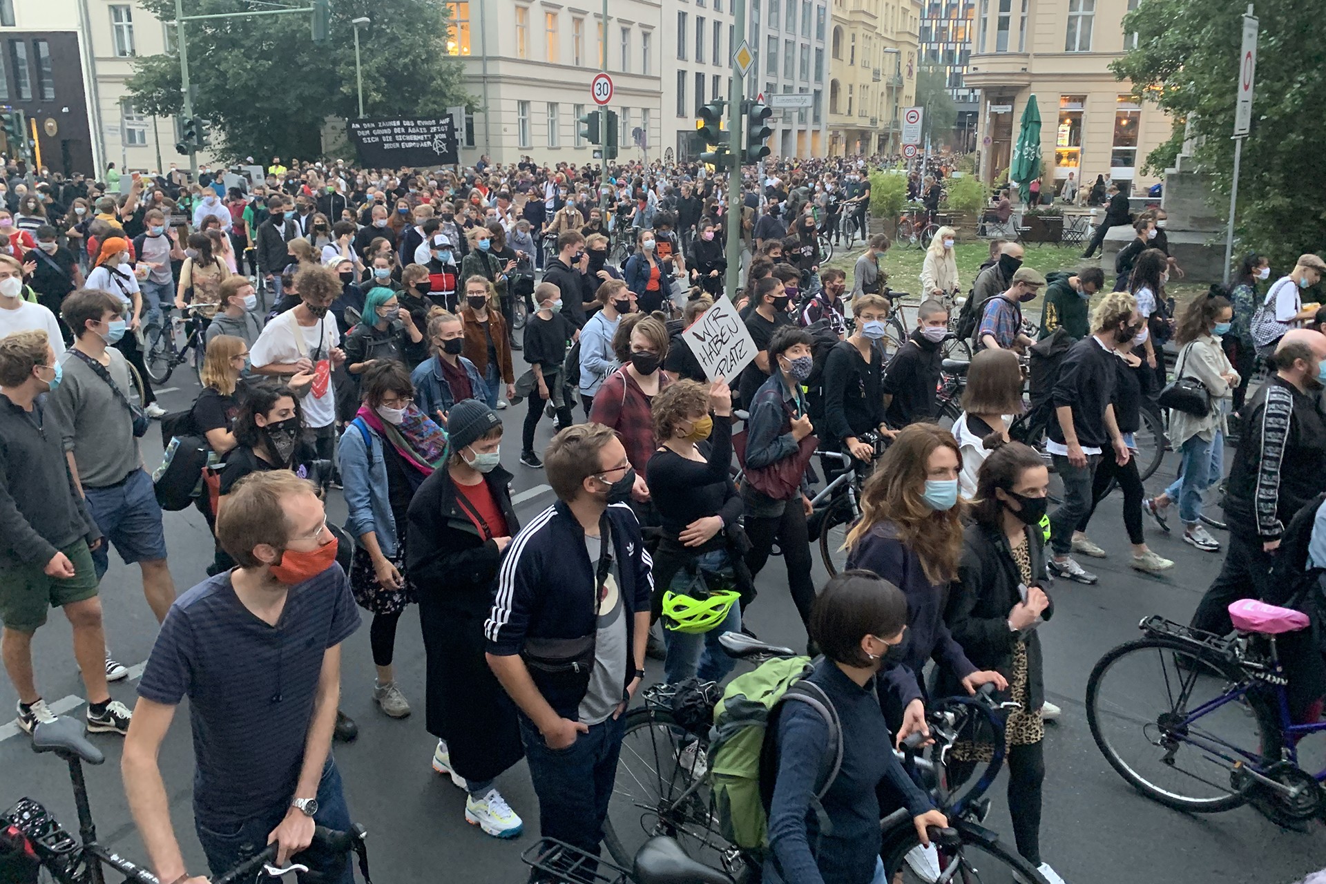 Yunanistan'ın Midilli Adası'nda bulunan Moria sığınmacı kampında çıkan yangından sonra binlerce kişinin evsiz kalmasının ardından Almanya’nın başkenti Berlin'de düzenlenen eylemde mültecilerin ülkeye getirilmesi istendi. 