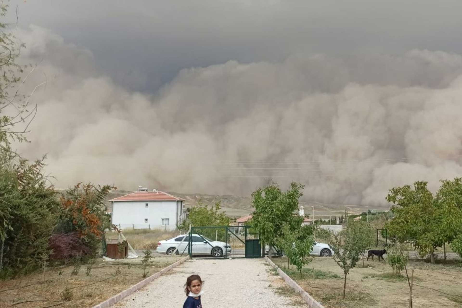 Ankara'da kum fırtınası sonucu 6 kişi yaralandı