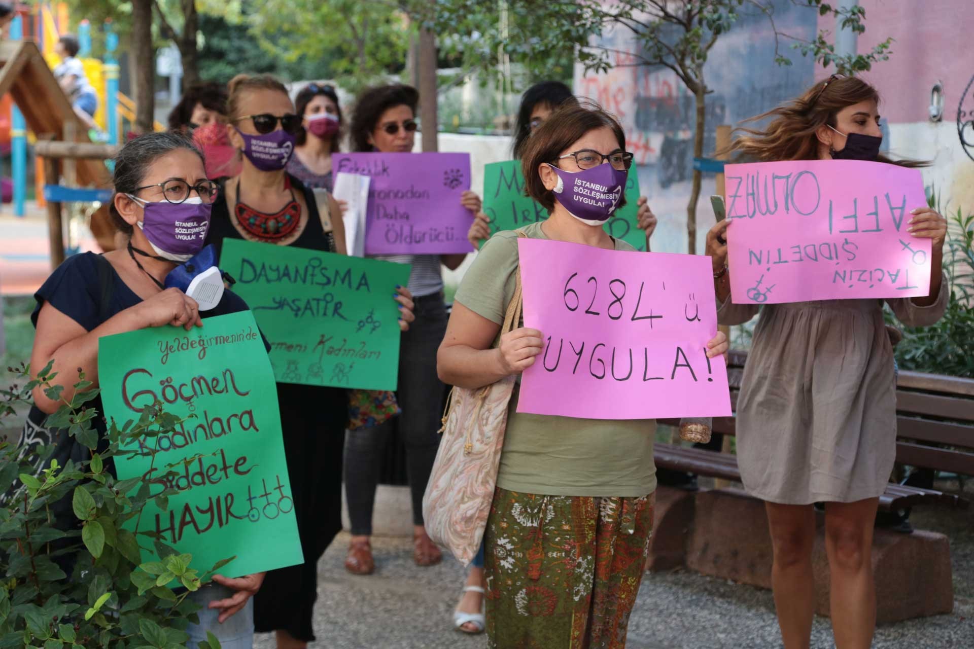 Kadıköy Yeldeğirmeni sakini kadınlar erkek şiddetine karşı yürüdü