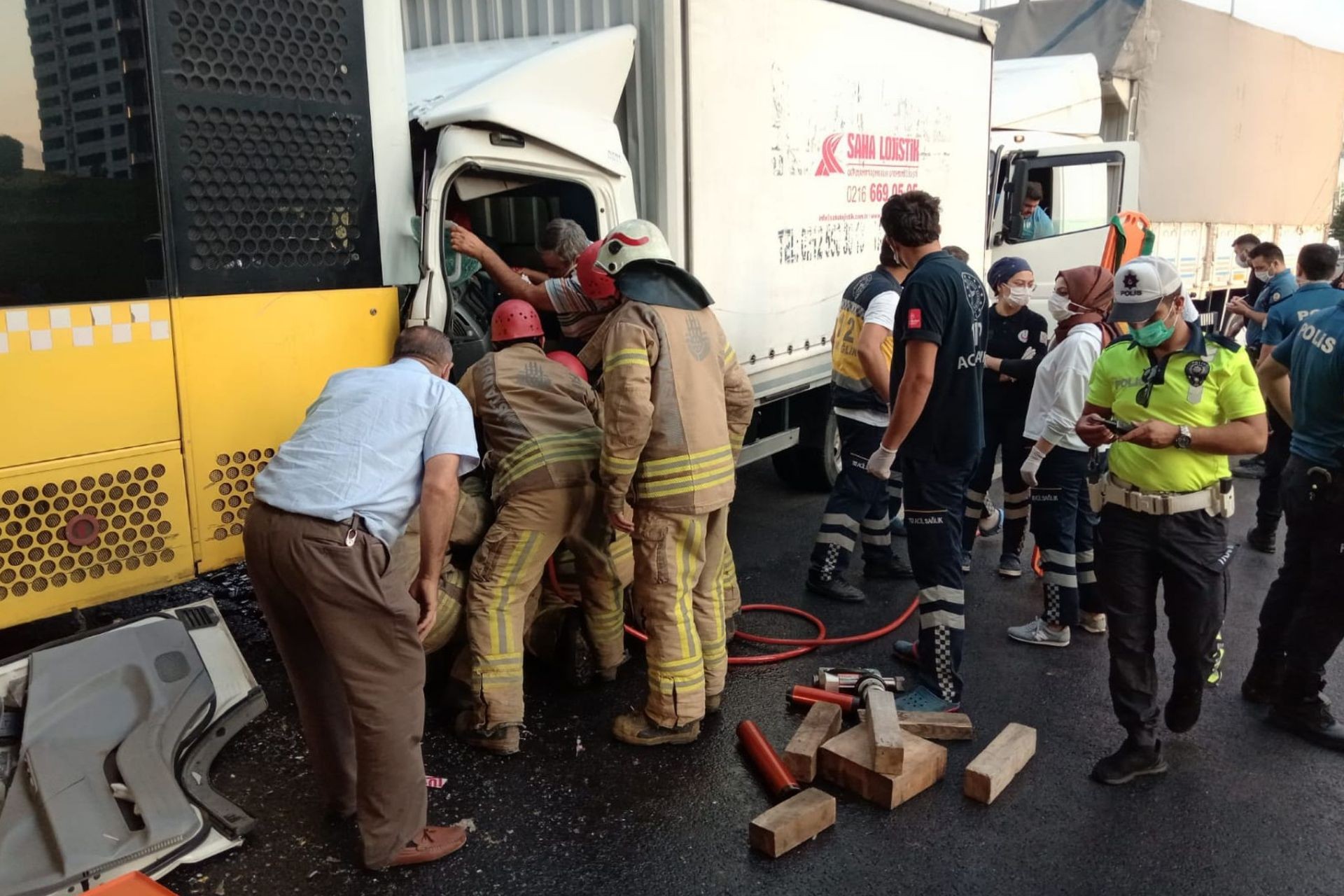 Küçükçekmece'de kamyonet İETT otobüsüne arkadan çarptı: 2 yaralı