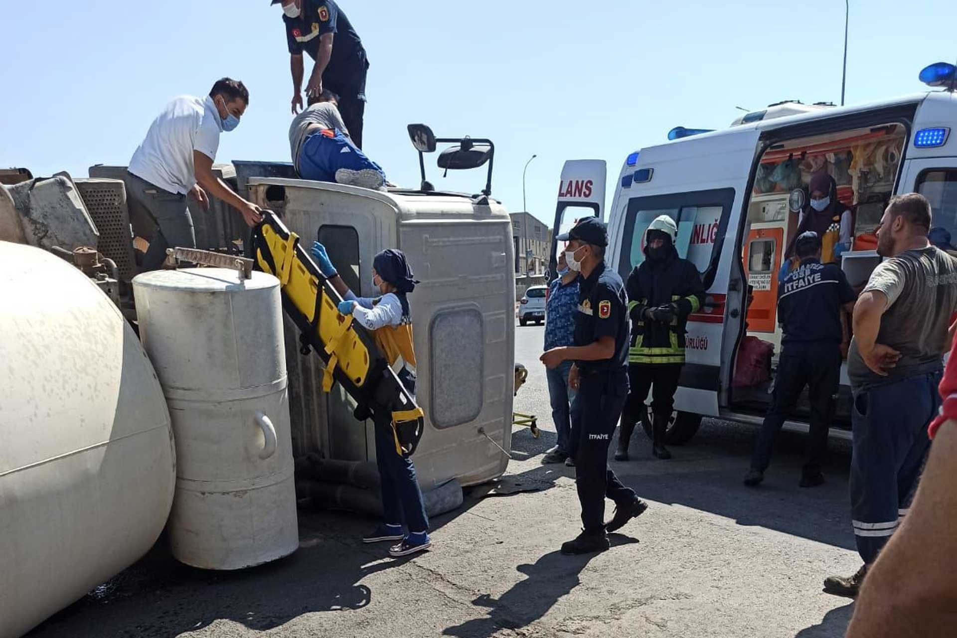 Antep'te beton mikseri devrildi, sürücü yaralandı