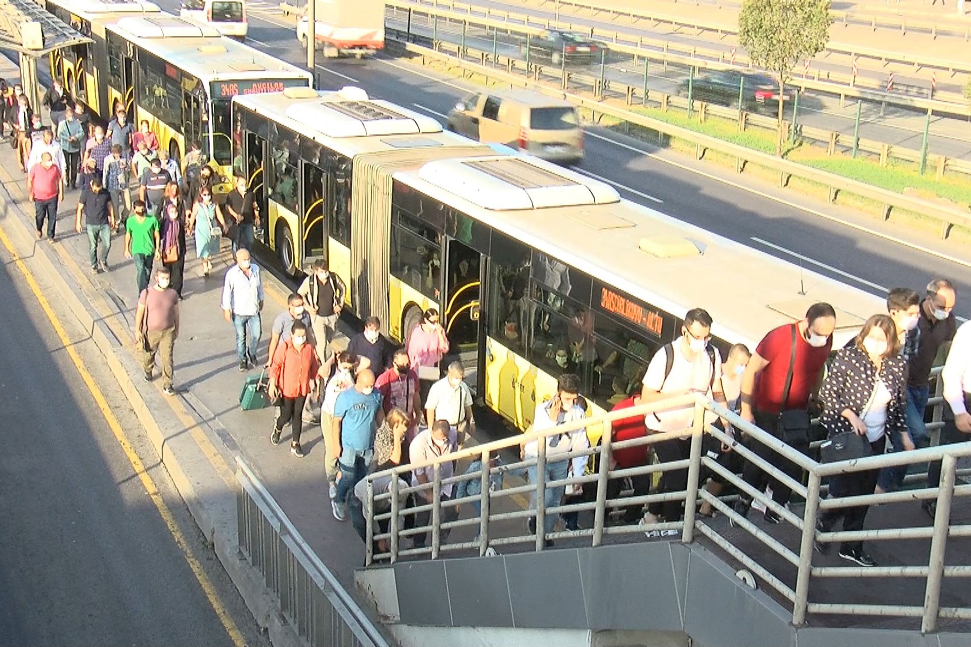 İstanbul'da kademeli mesai başladı, yoğunluk sorunu azalsa da çözülmedi