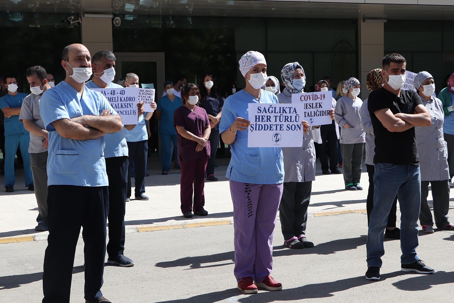 Dicle Üniversitesi Hastanesinde çalışan sağlık emekçileri