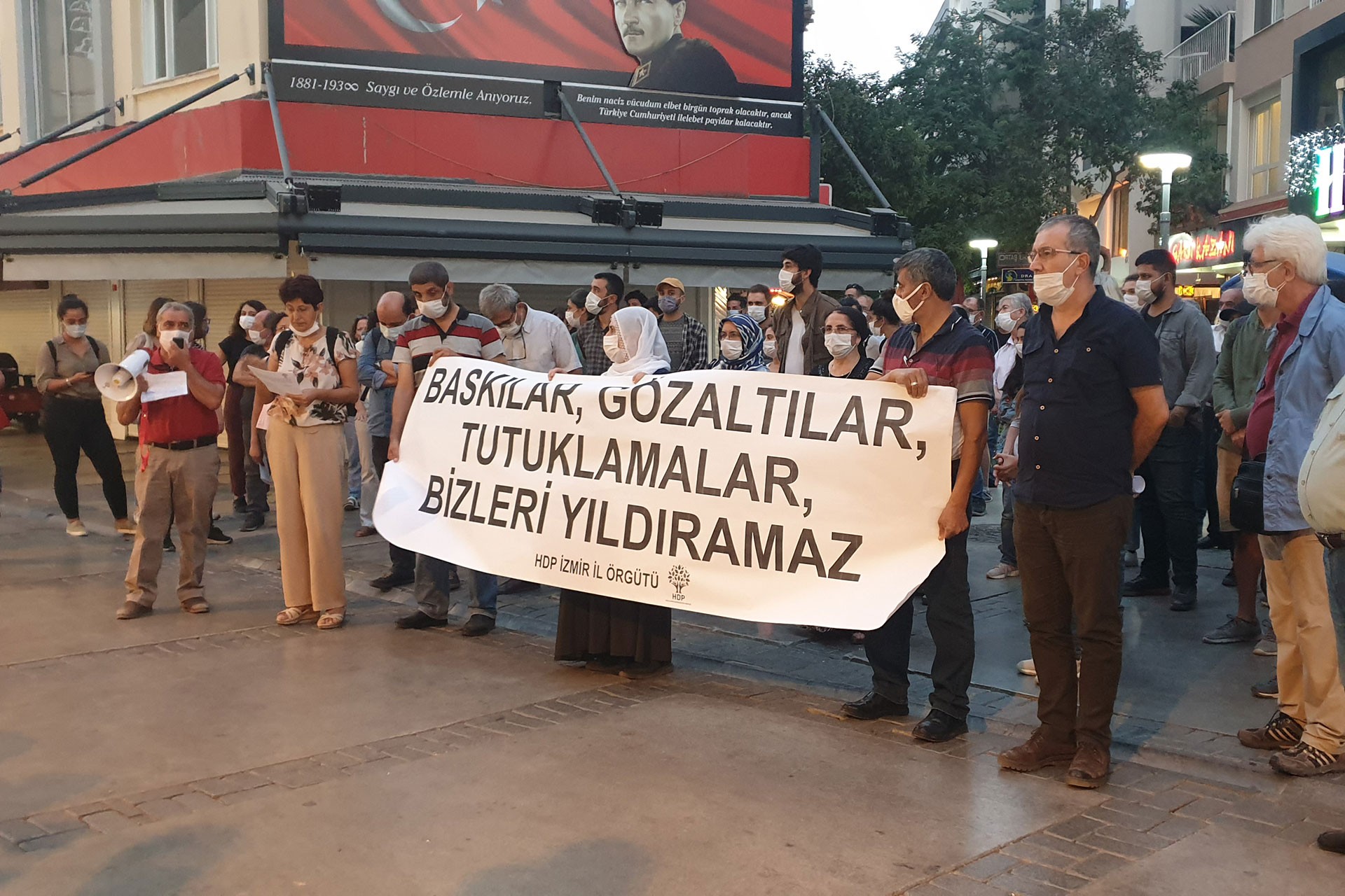 HDP İzmir İl Örgütü üyelerinin basın açıklaması