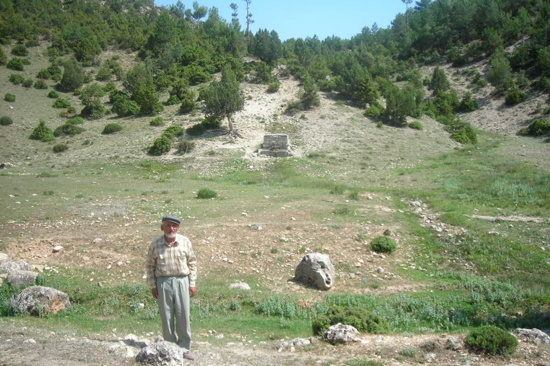 arsenikli su akan çeşmenin önünde bir köylü.