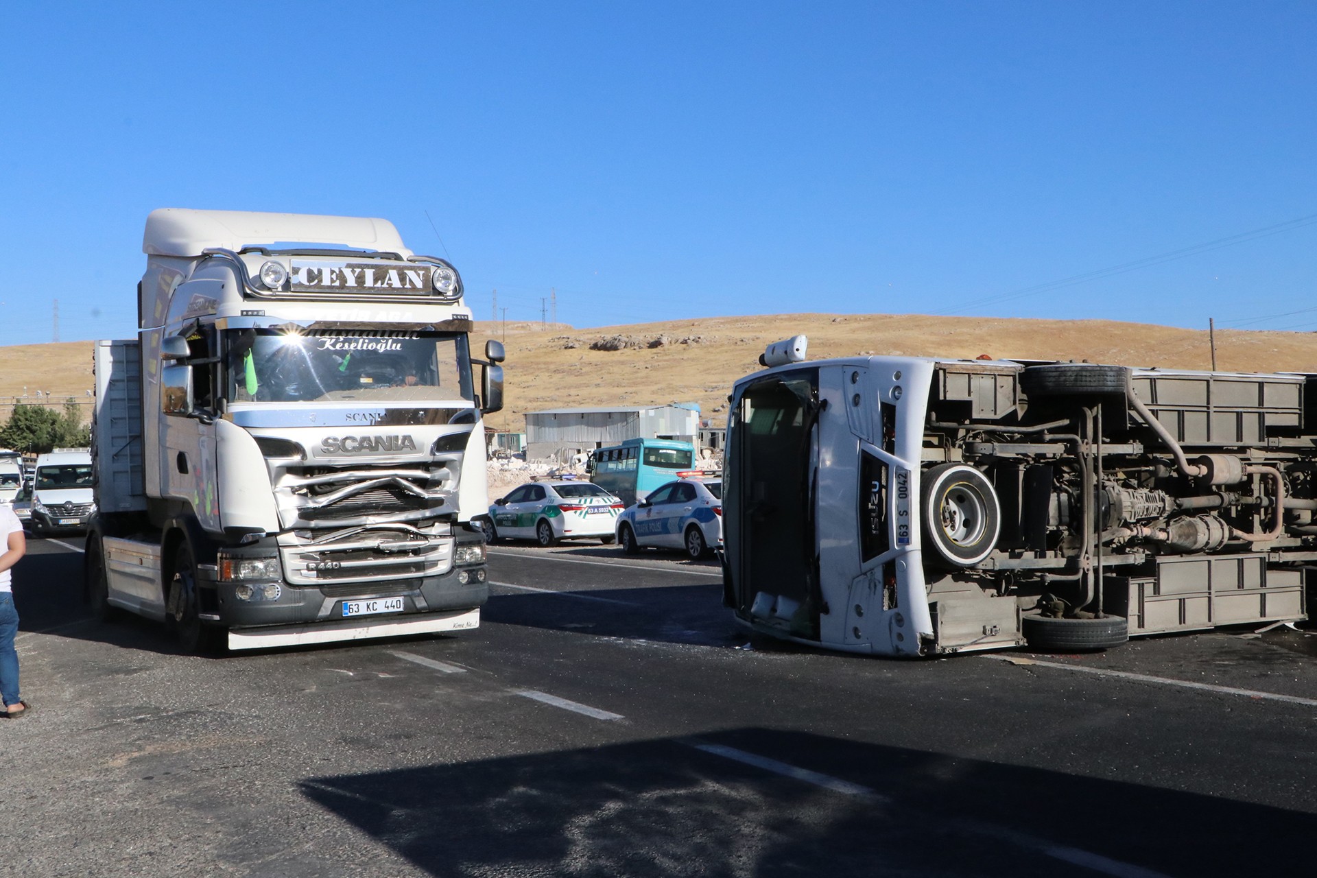 Urfa’da 3 işçi servisi ile TIR çarpıştı, 14 kişi yaralandı